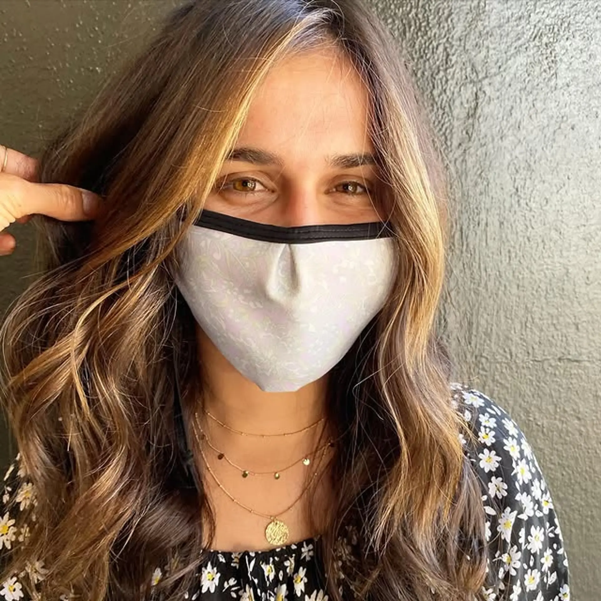 A wavy, medium-length hairstyle with a caramel balayage. 1