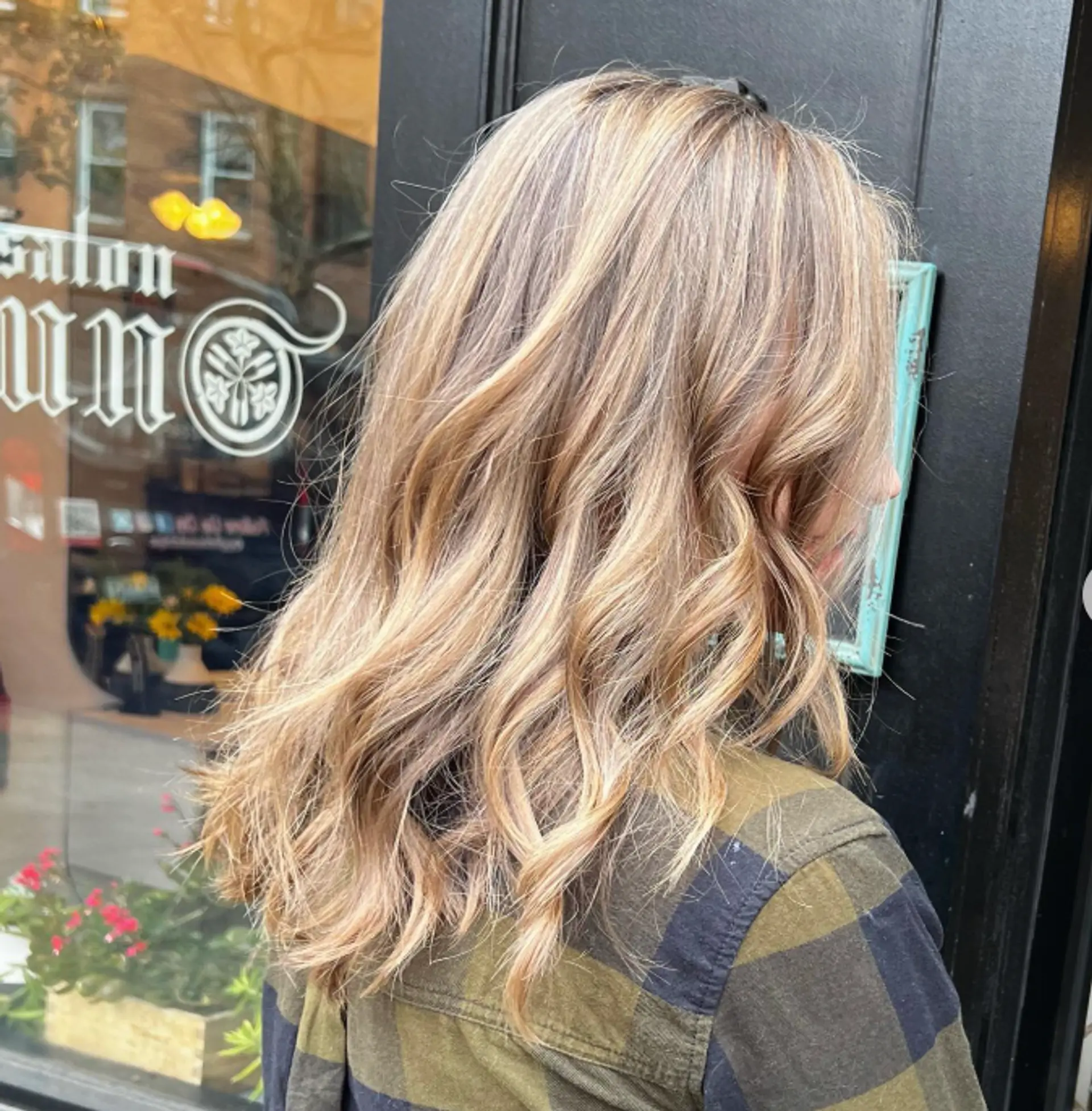 A medium-length wavy hairstyle with a blonde balayage. 1