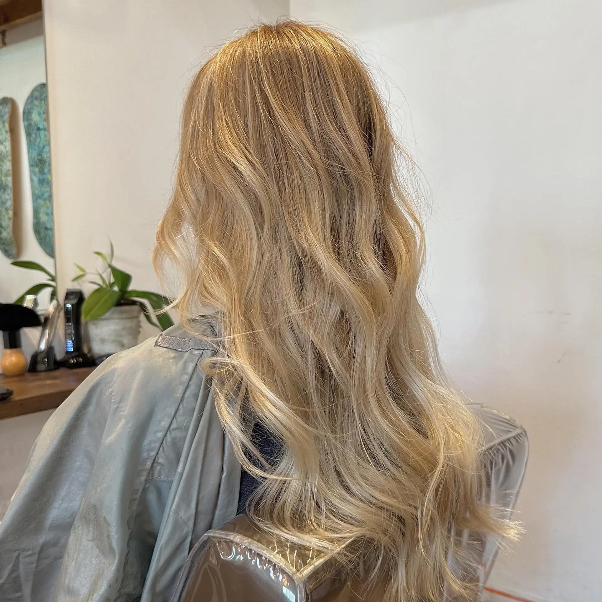 Long wavy hairstyle with a balayage blonde color melt. 1