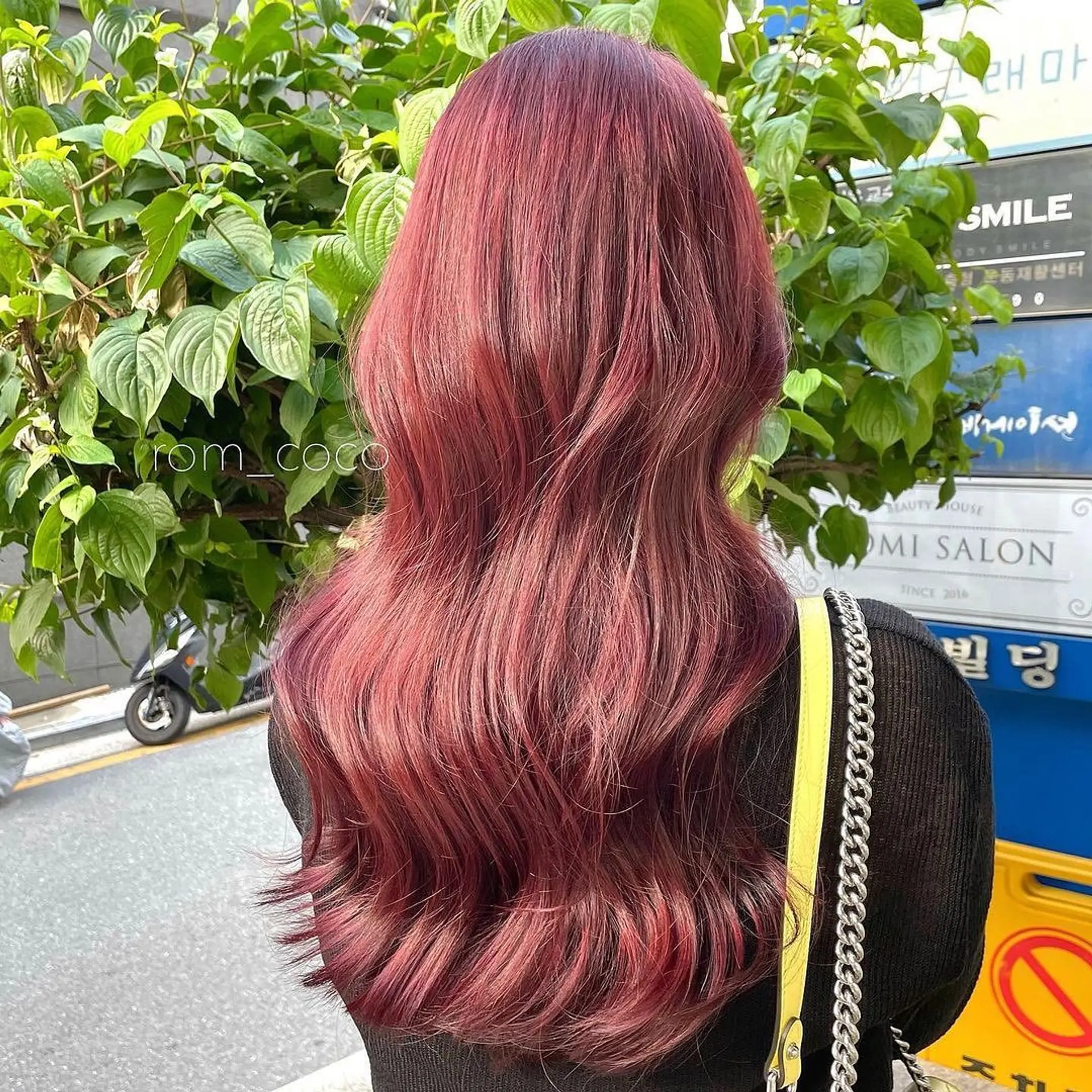 Long, wavy hairstyle with a trendy rosewood color achieved through ombre or balayage. 1