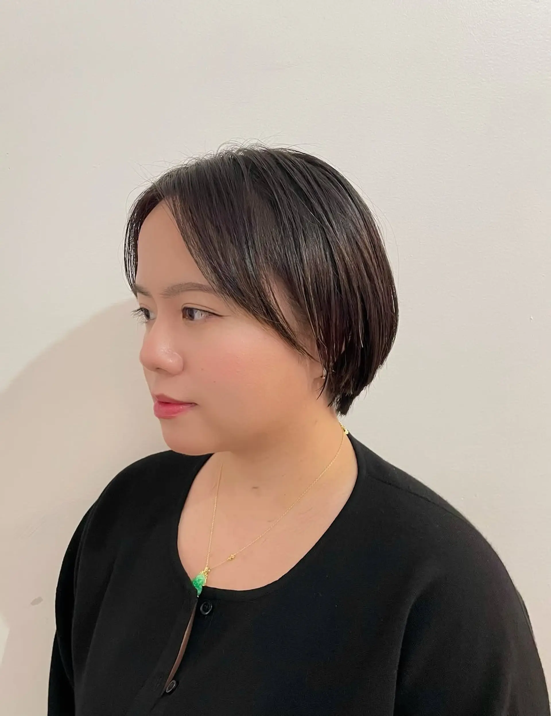 A chic, chin-length bob with a deep side part, styled sleek and smooth. The clean, sharp lines of the cut create a modern and sophisticated silhouette. 1