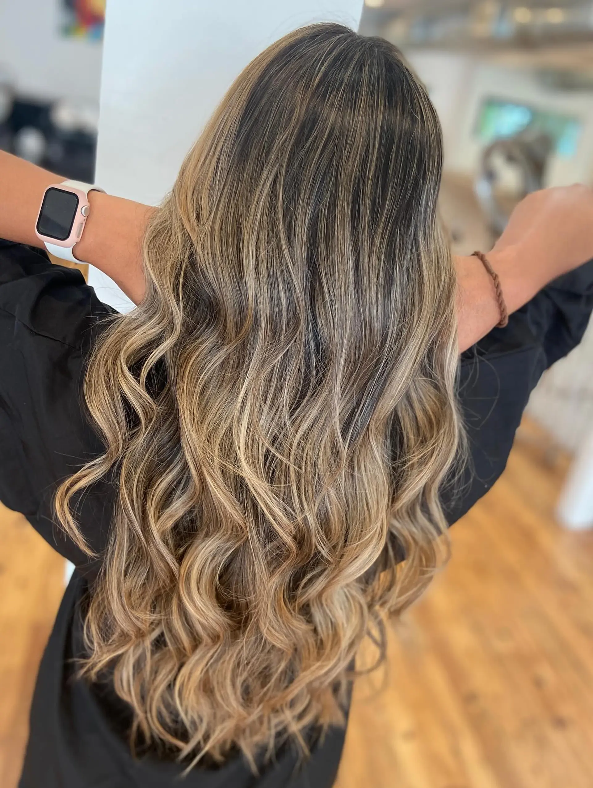 Long wavy hair with a seamless balayage, perfect for a beachy, sun-kissed look. 1