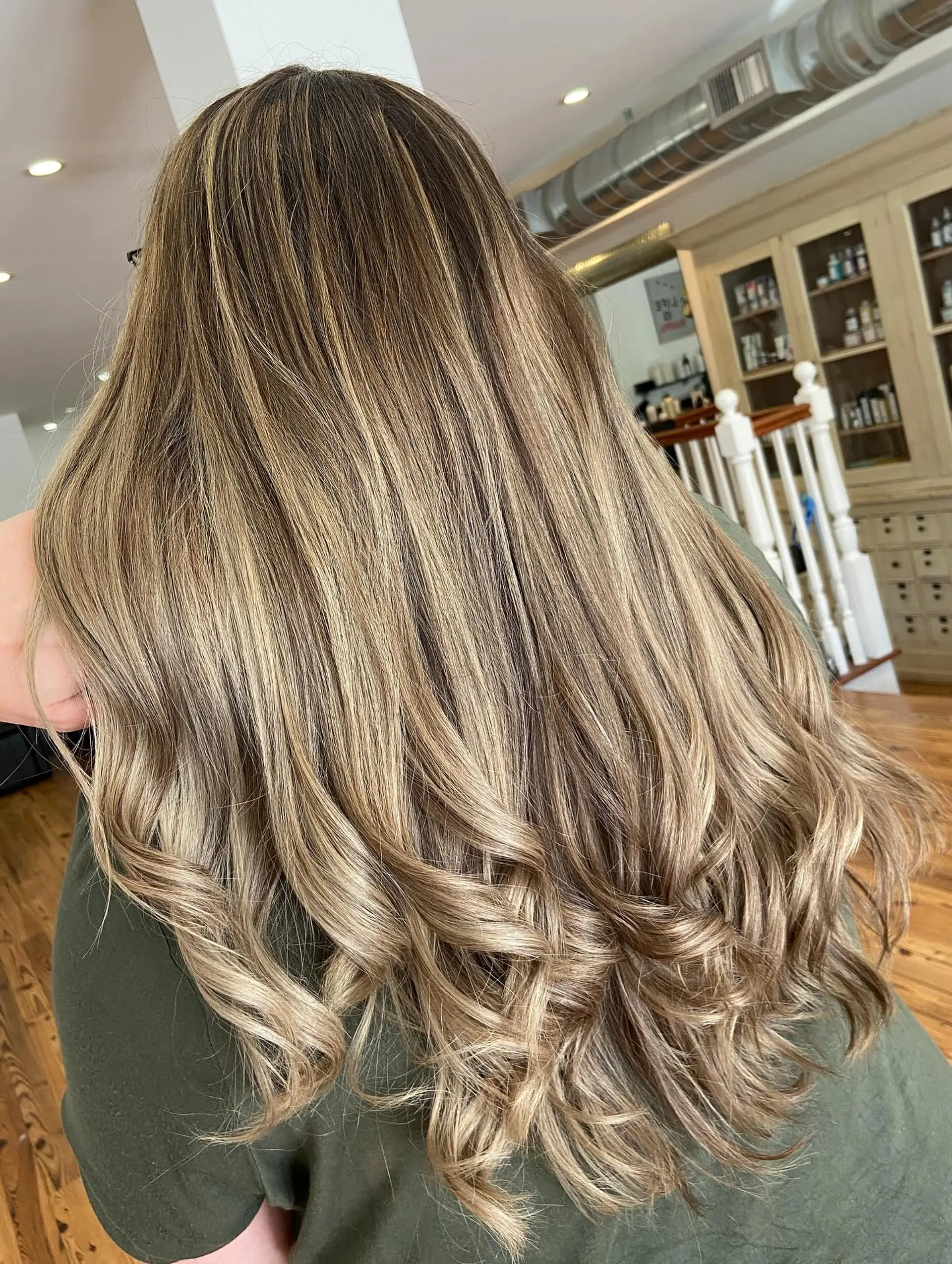 Long wavy hair with a seamless balayage, perfect for a beachy, sun-kissed look. 2