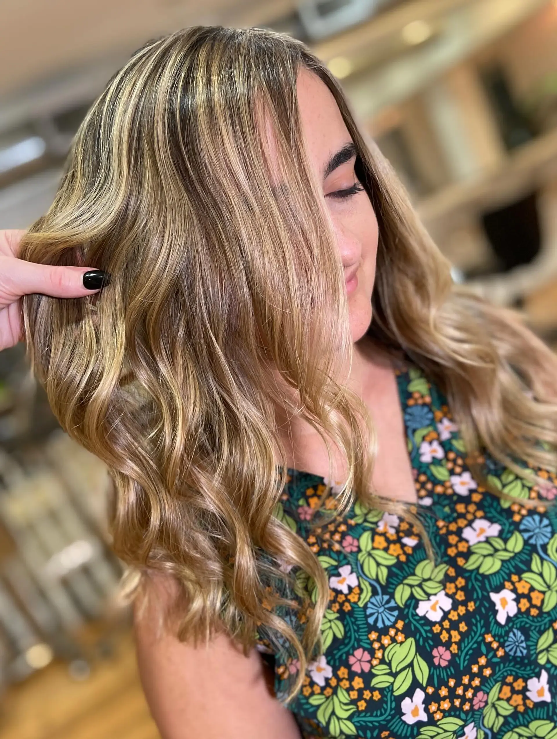 Long wavy hair with a seamless balayage, perfect for a beachy, sun-kissed look. 3