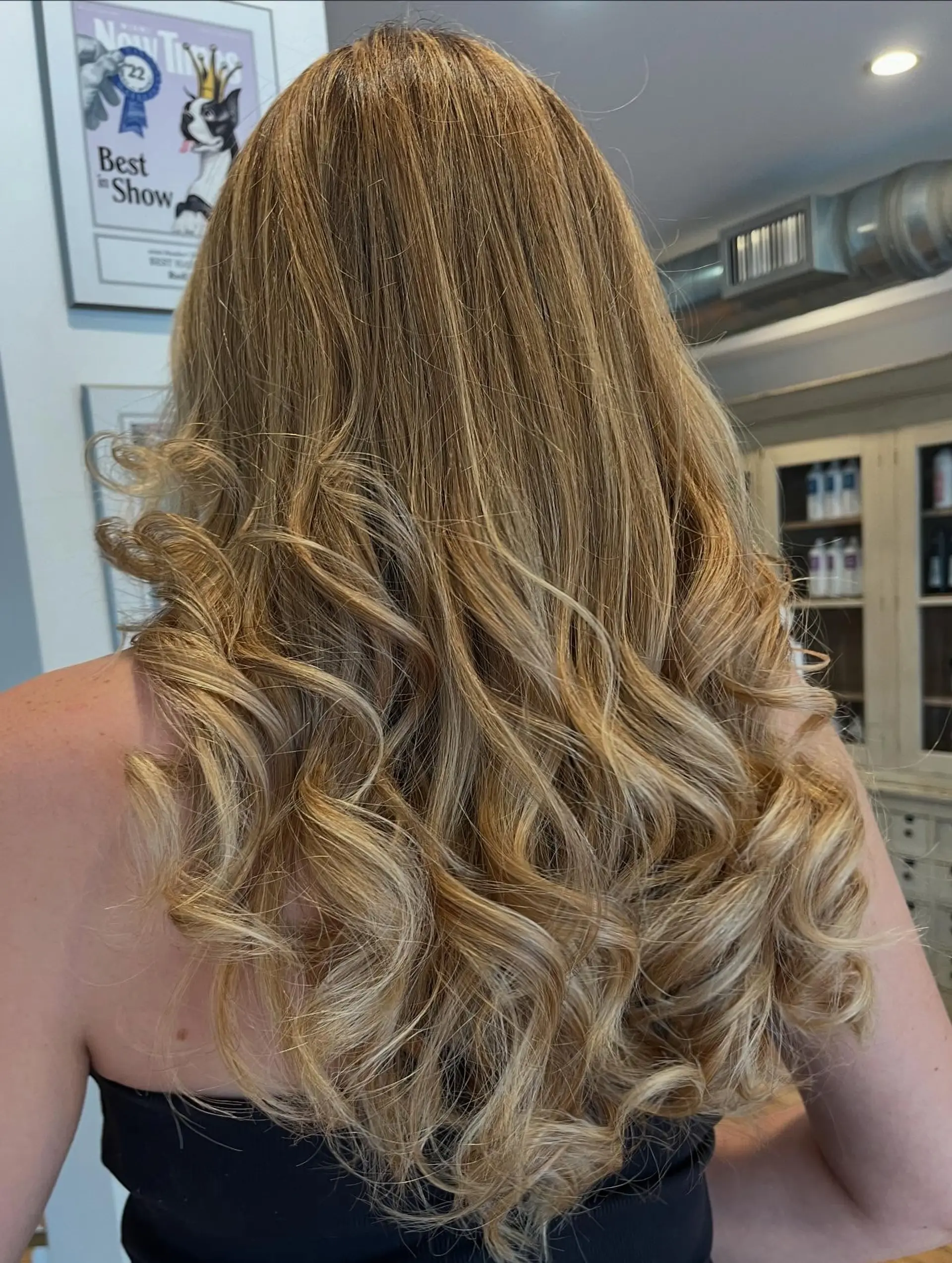 Long wavy hair with a seamless balayage, perfect for a beachy, sun-kissed look. 4
