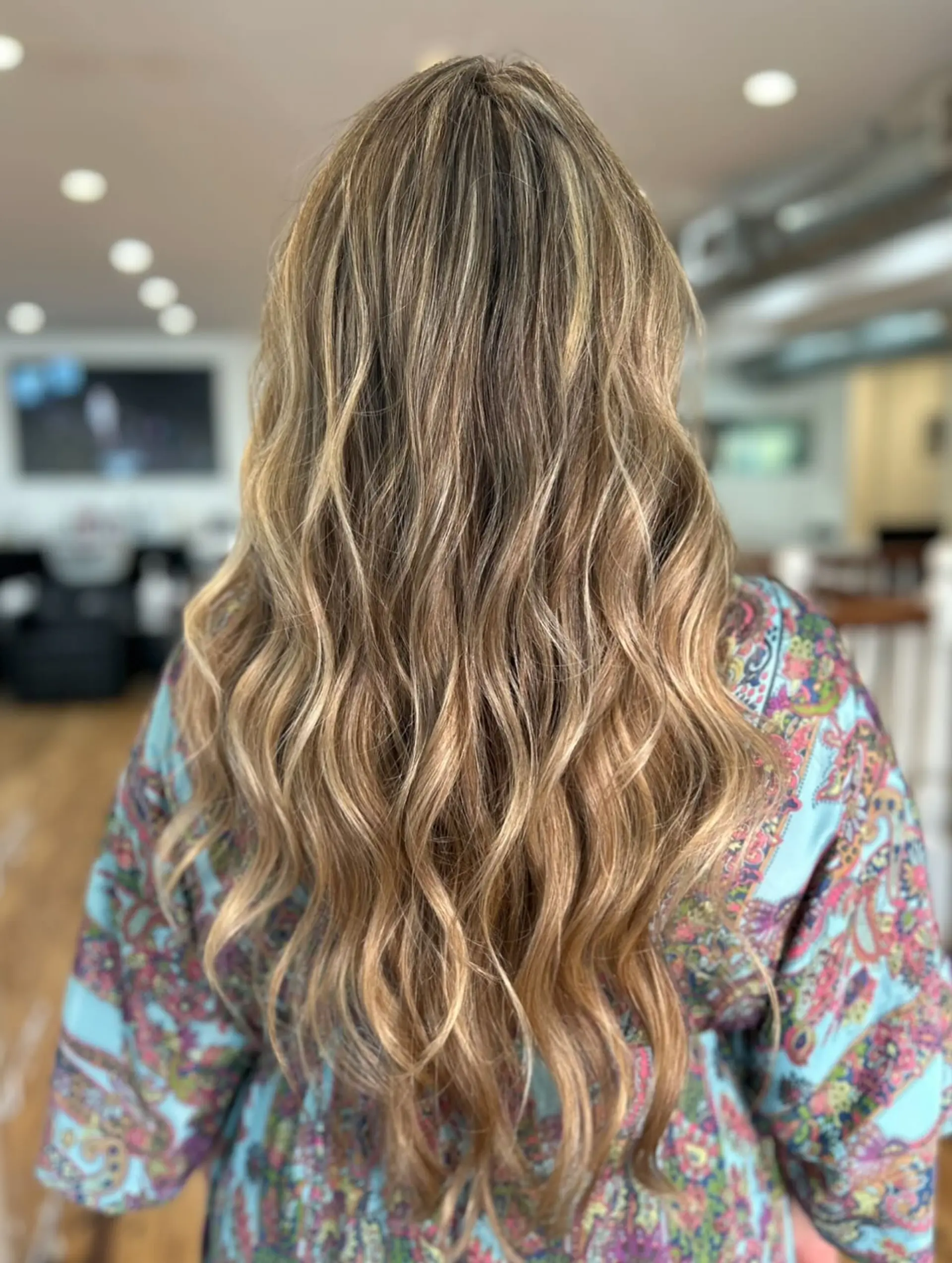 Long wavy hair with a seamless balayage, perfect for a beachy, sun-kissed look. 5