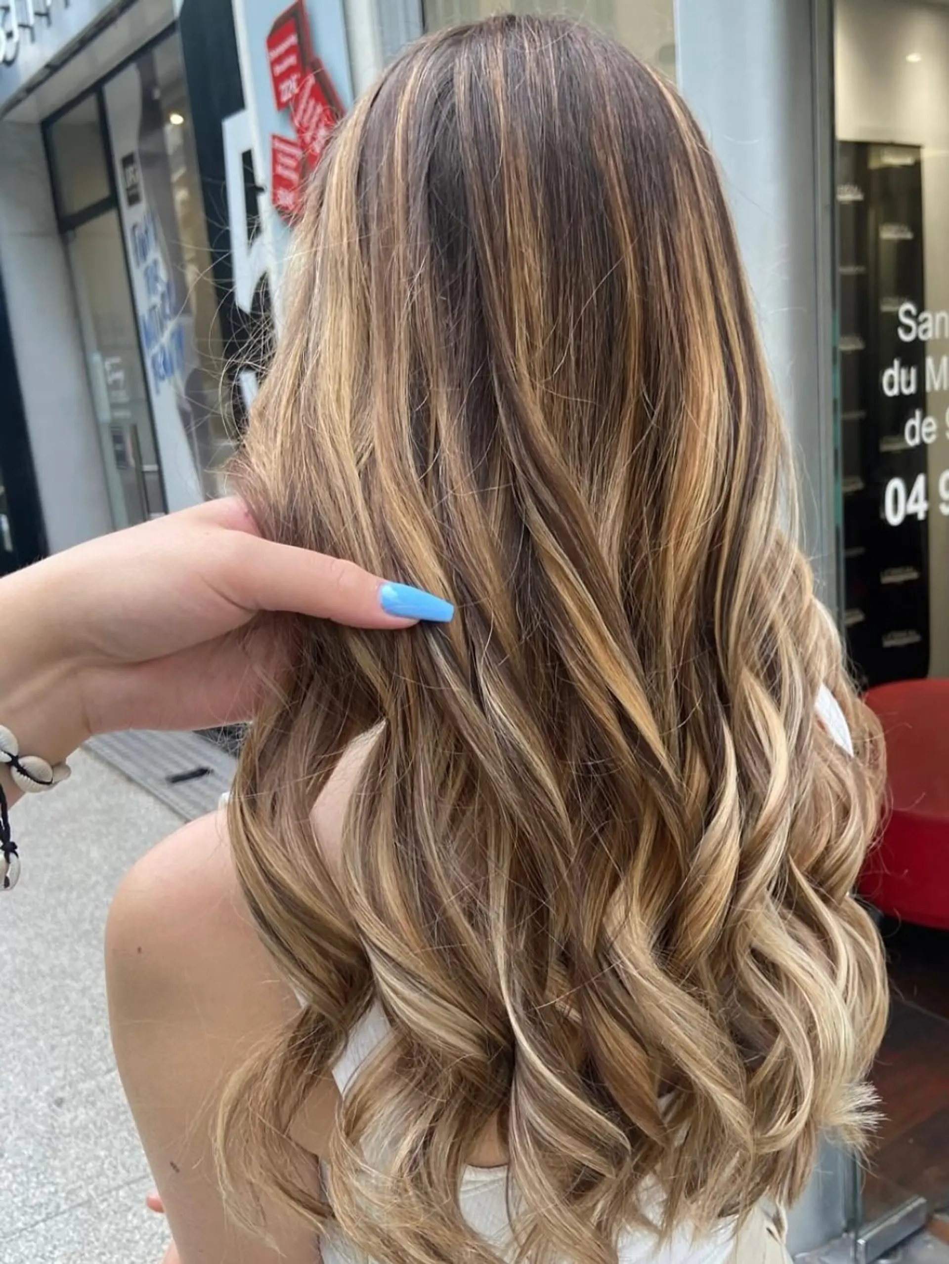 Long wavy hair with a seamless balayage, perfect for a beachy, sun-kissed look. 7