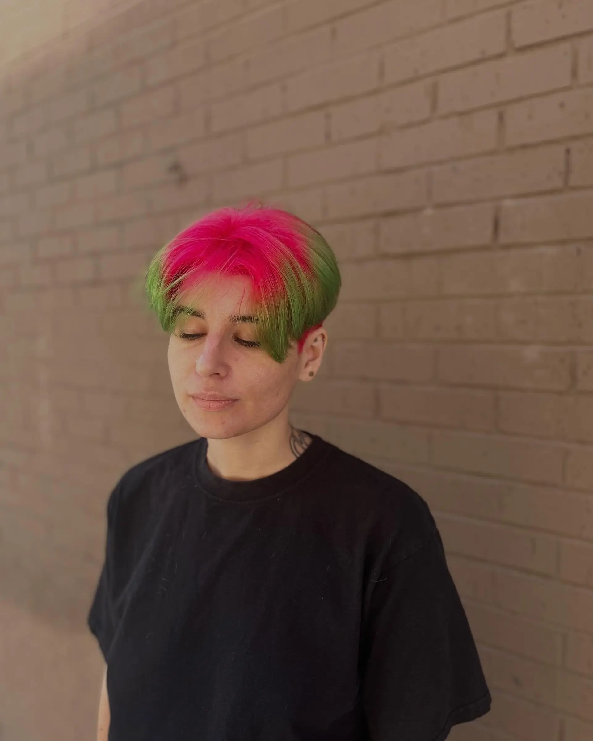 A short, edgy pixie cut featuring a two-tone color scheme. 1