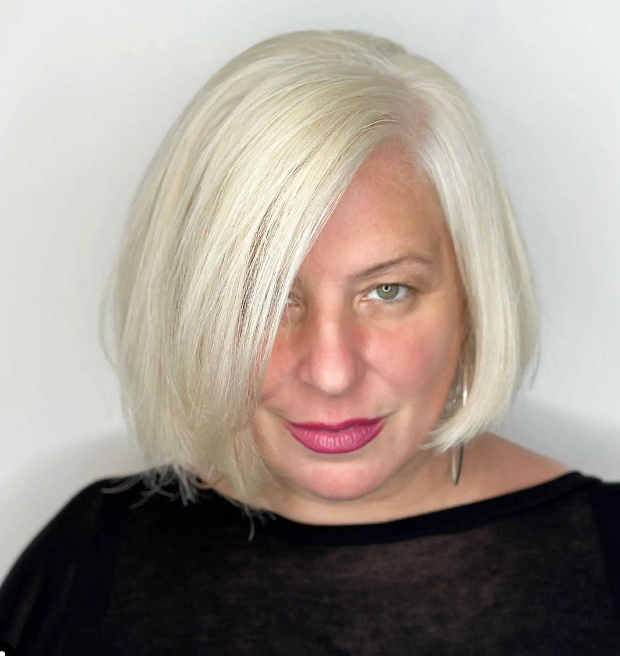 Short, straight, platinum blonde bob with side-swept bangs and a blunt cut, featuring sleek texture and natural shine.

Color by @simabeautynyc

 1