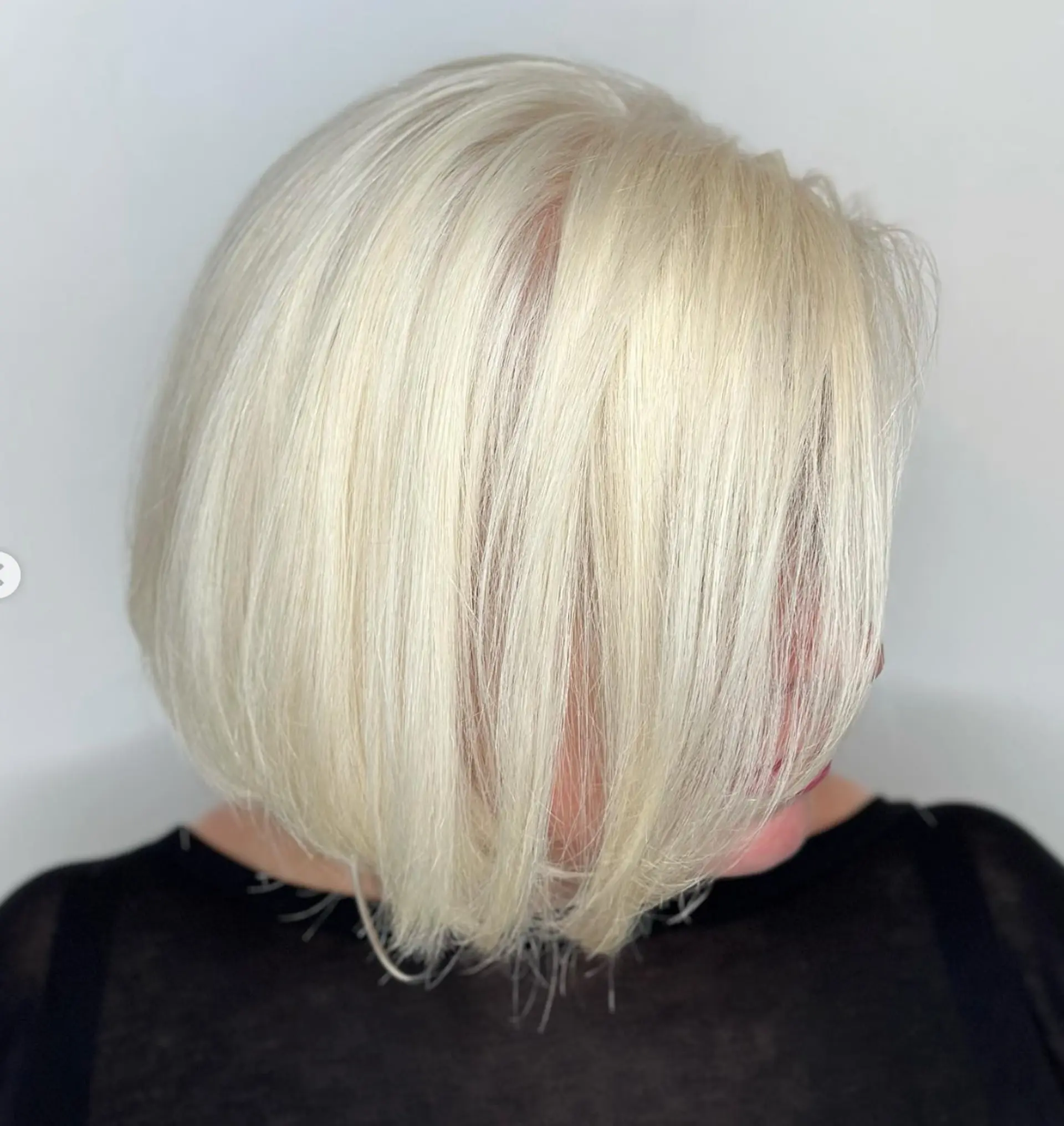 Short, straight, platinum blonde bob with side-swept bangs and a blunt cut, featuring sleek texture and natural shine.

Color by @simabeautynyc

 2