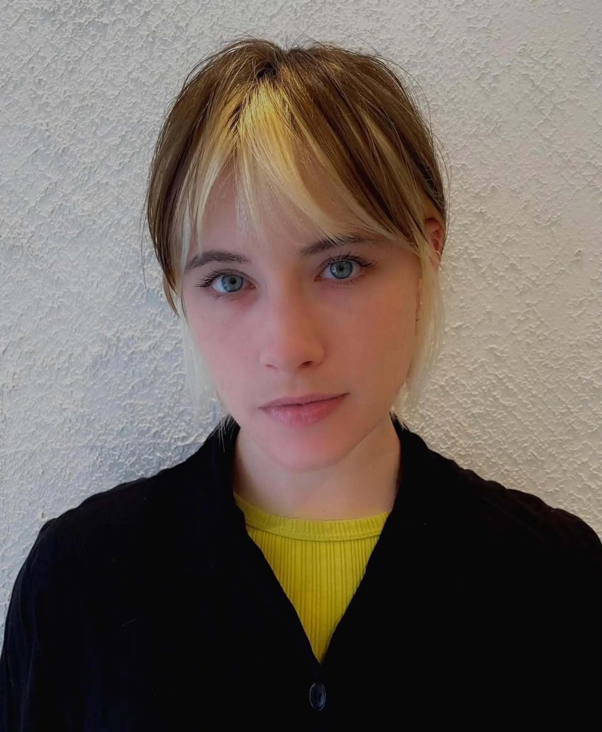 Chic, edgy layered pixie with blonde and brown tones, featuring contrasting highlights, a face-framing fringe, and a tapered back. 2