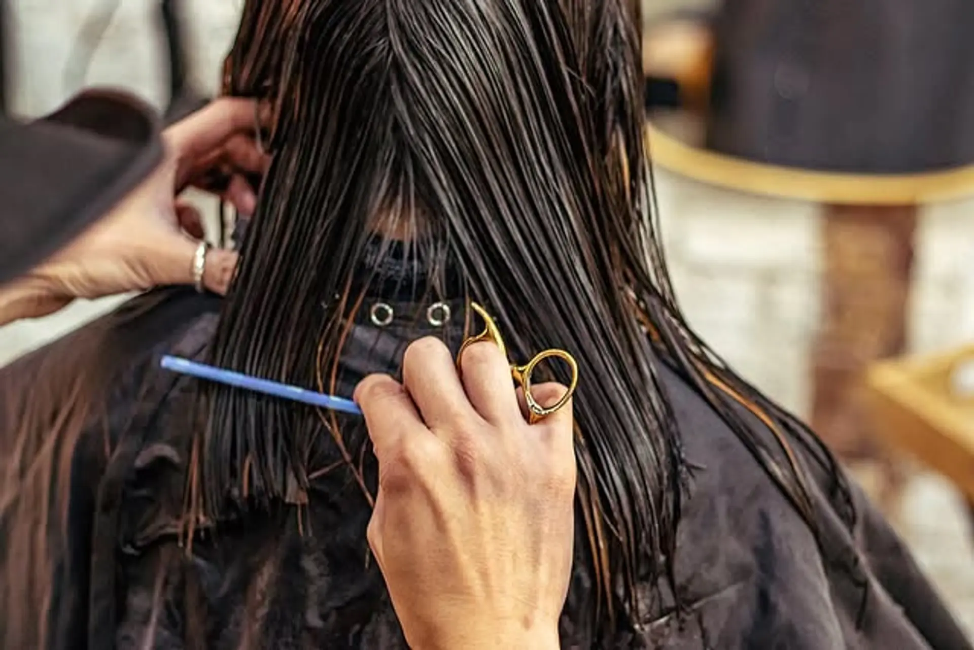 The hairstyle is a blunt bob, characterized by its straight, even cut. 1