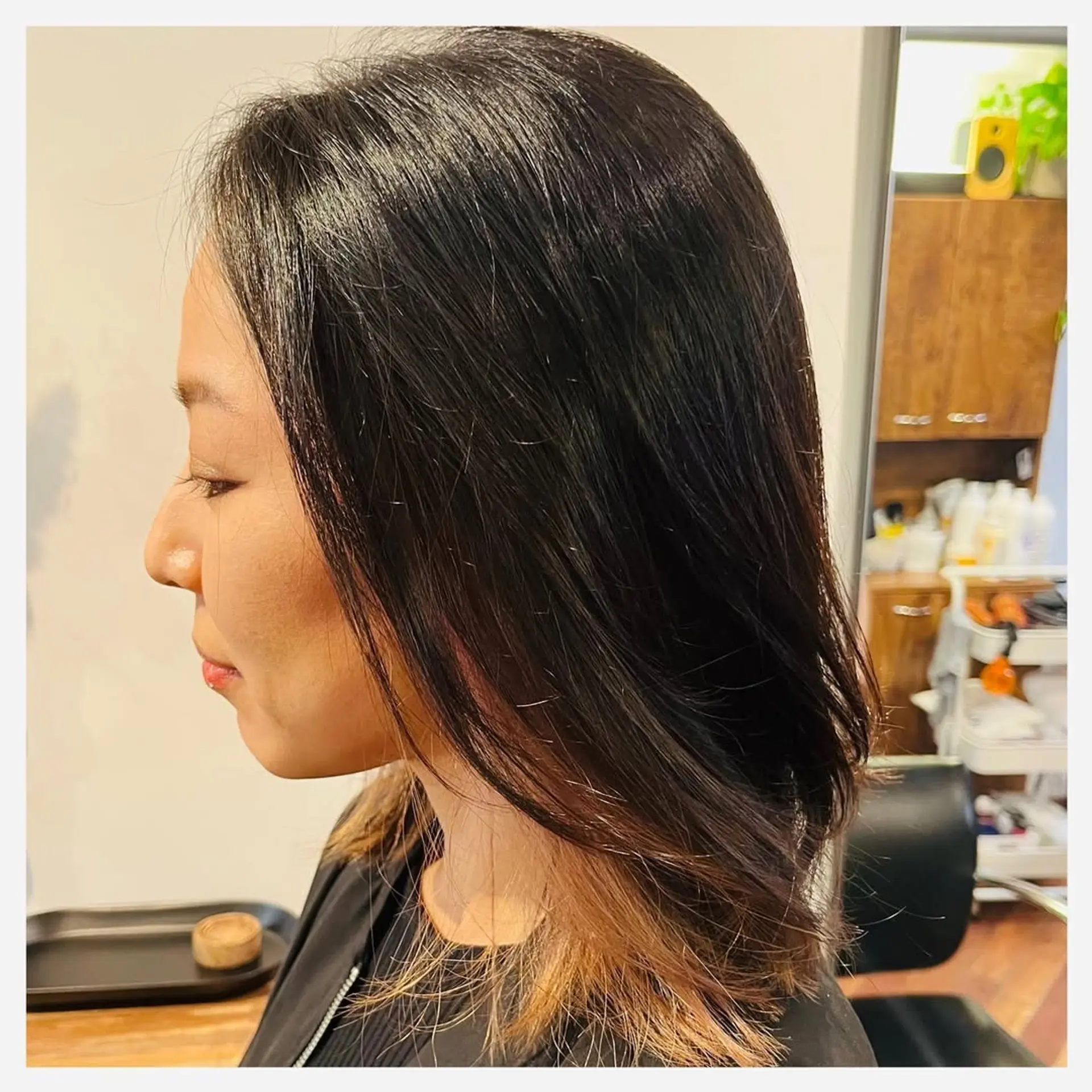 A sleek, medium-length sombre hairstyle with a dark base that fades into lighter ends. 1