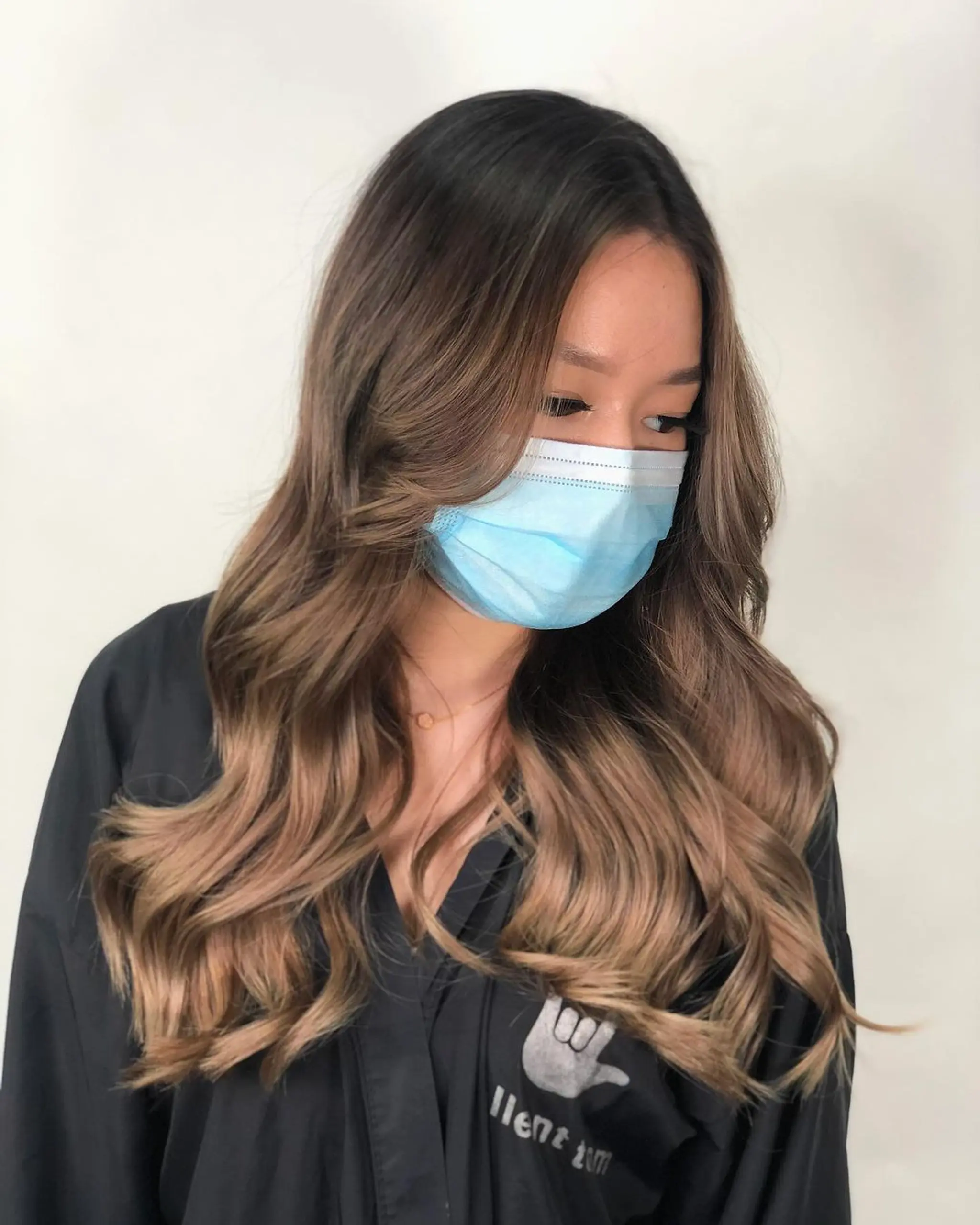 Long, wavy dark brown hair transforms into a honey blonde ombre with soft waves and face-framing layers for a natural, sun-kissed look.
Stylist - @xcellent_jason