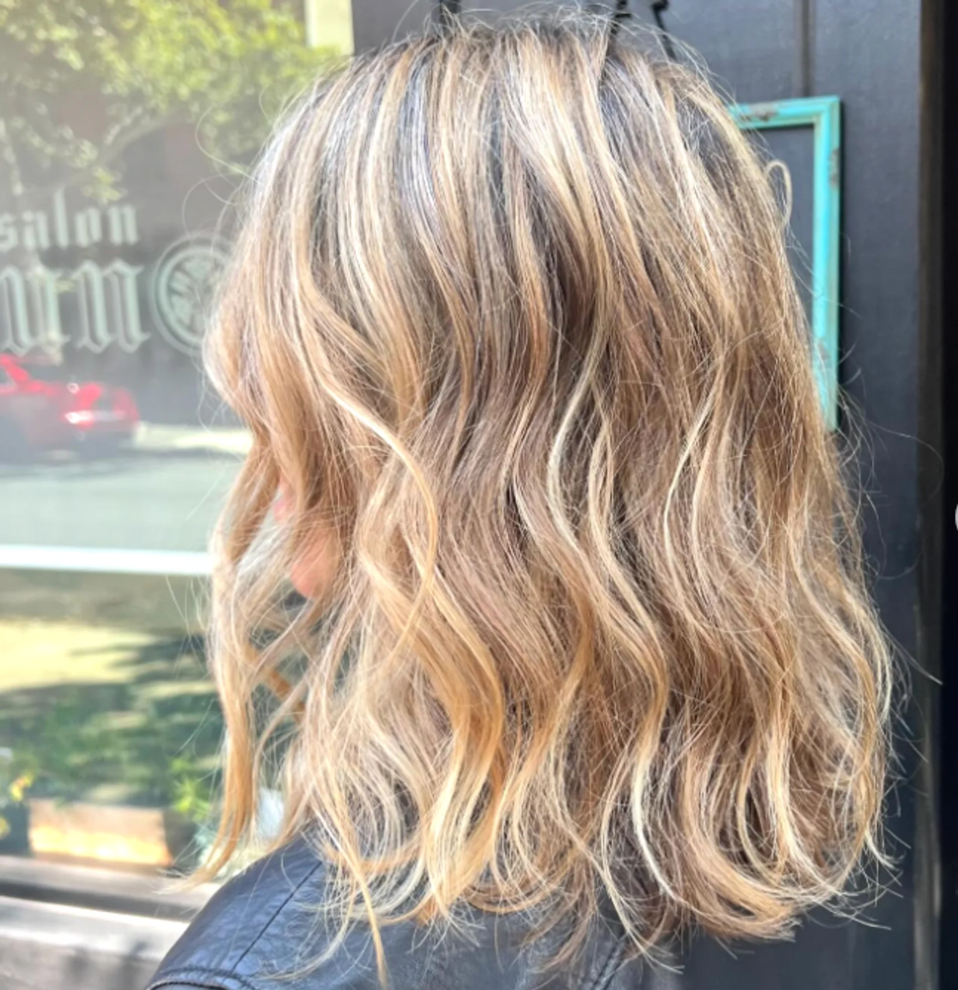 Woman with long, soft wavy brunette hair, showcasing an effortless and sustainable look. - Preview 1