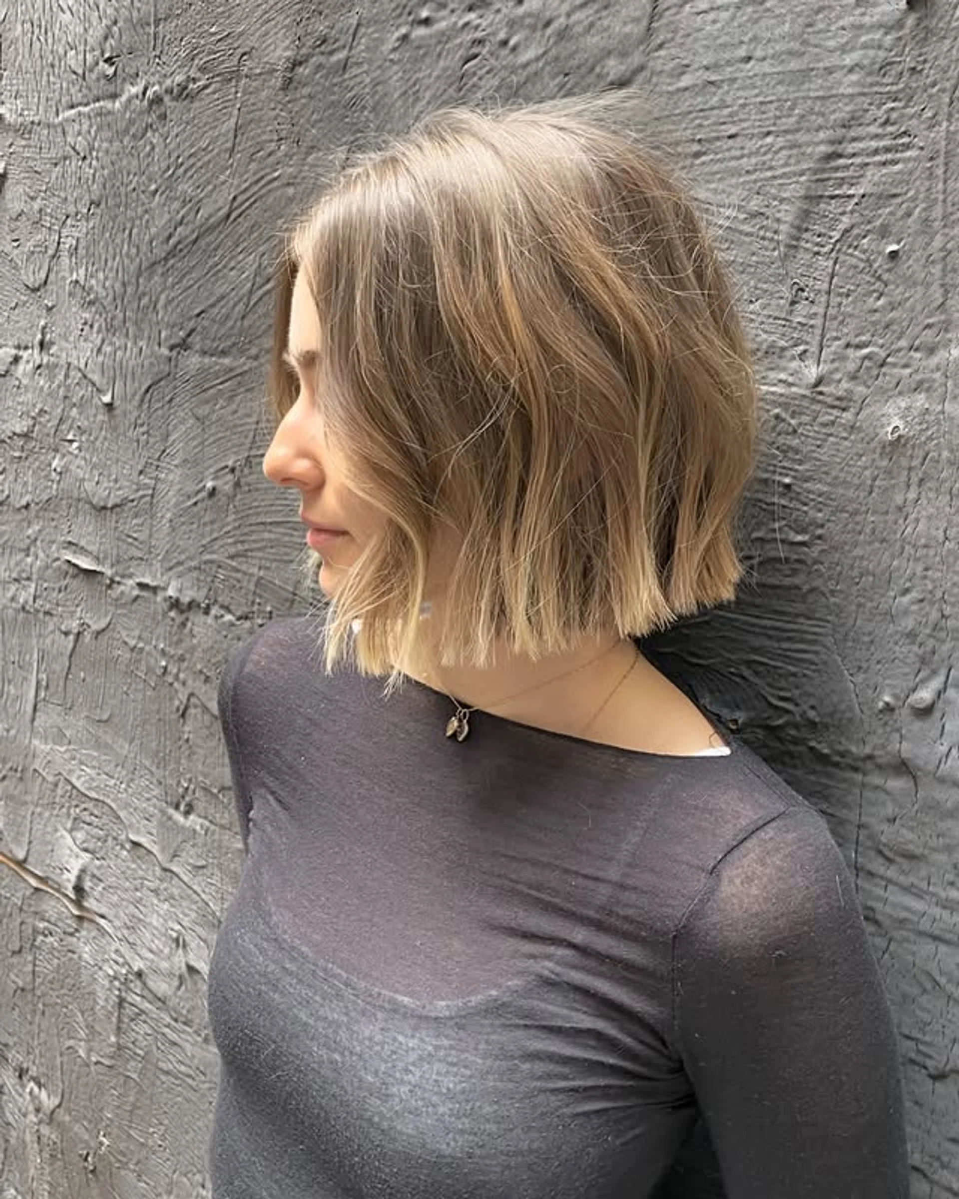 A model with a caramel highlighted medium wavy bob, exemplifying the Riviera Bob trend for 2026. - Preview 3