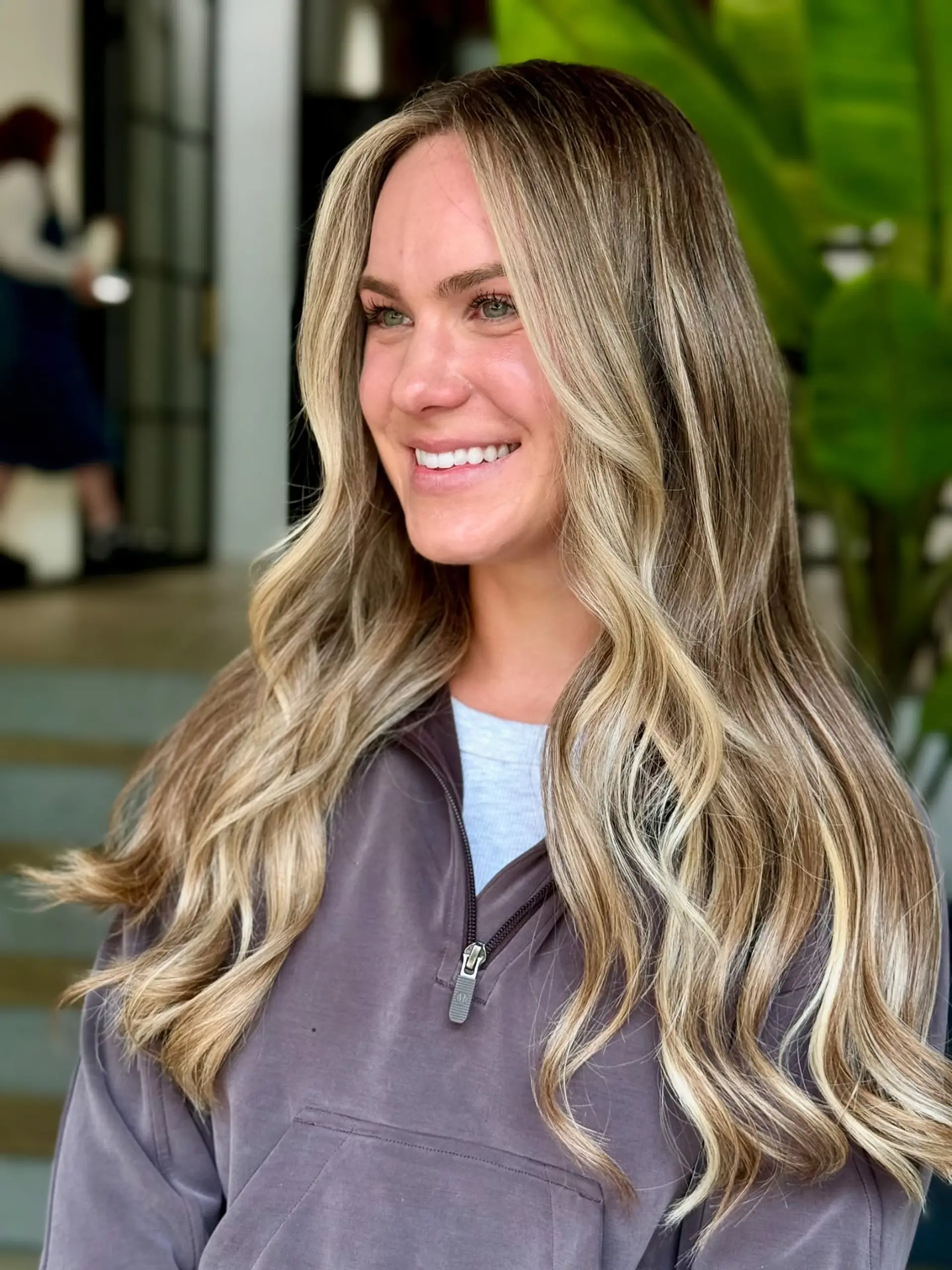 Long, flowing waves with a bronde balayage technique. 1