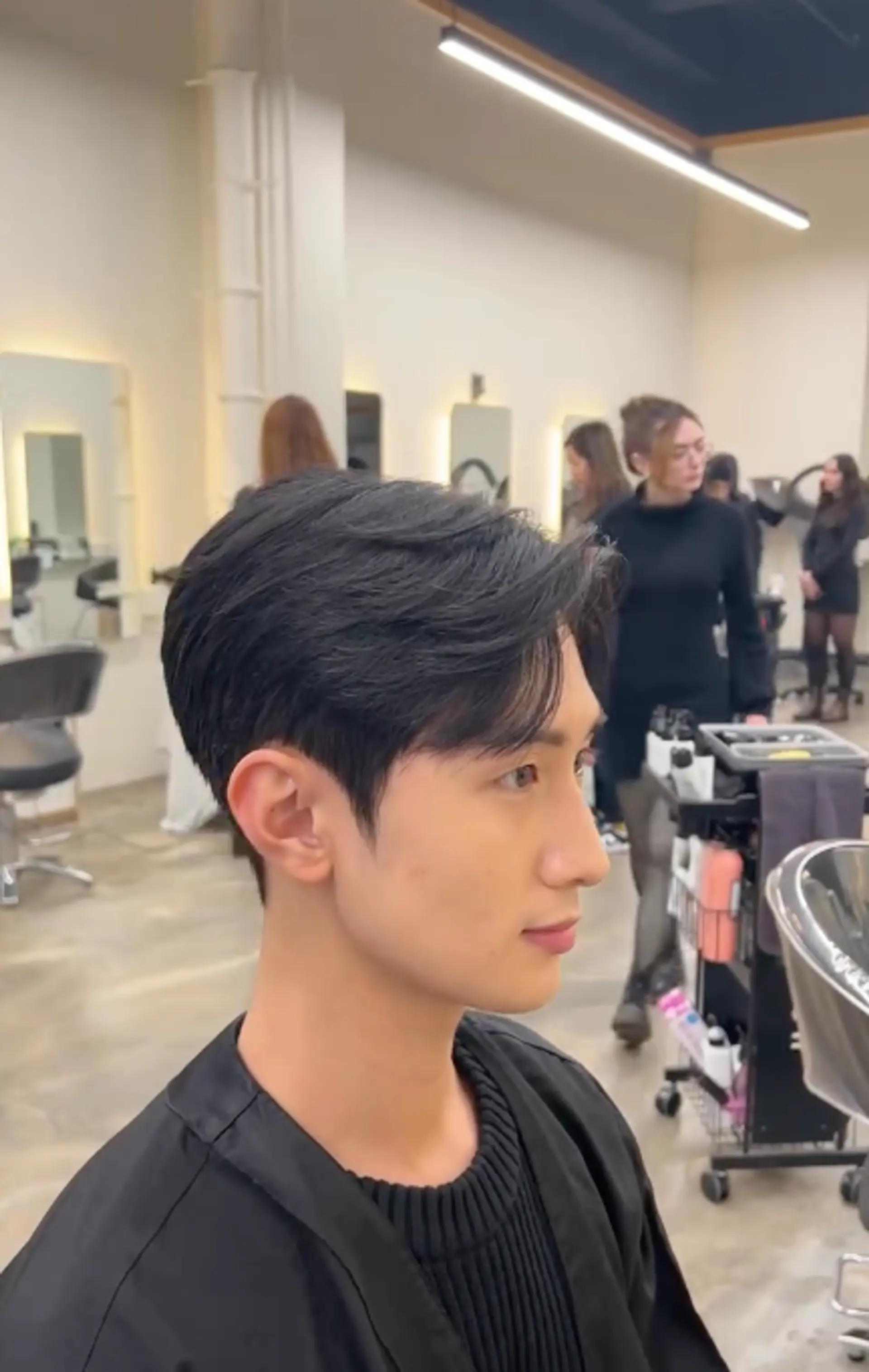 This is a wavy, medium-length hairstyle with added volume and soft waves + Down Perm. 1