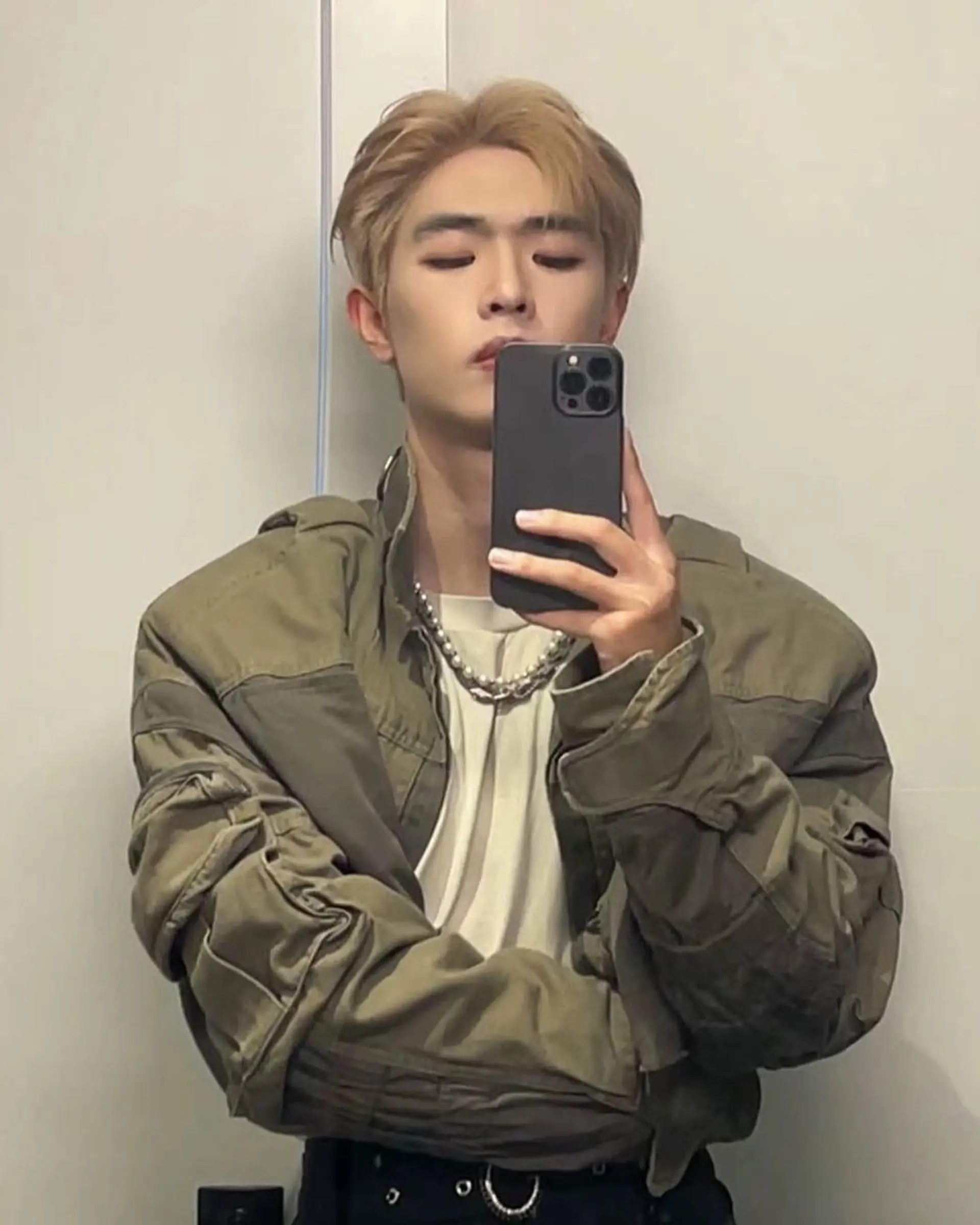 Short, straight blonde hair with a two-block cut, layered and voluminous. 2