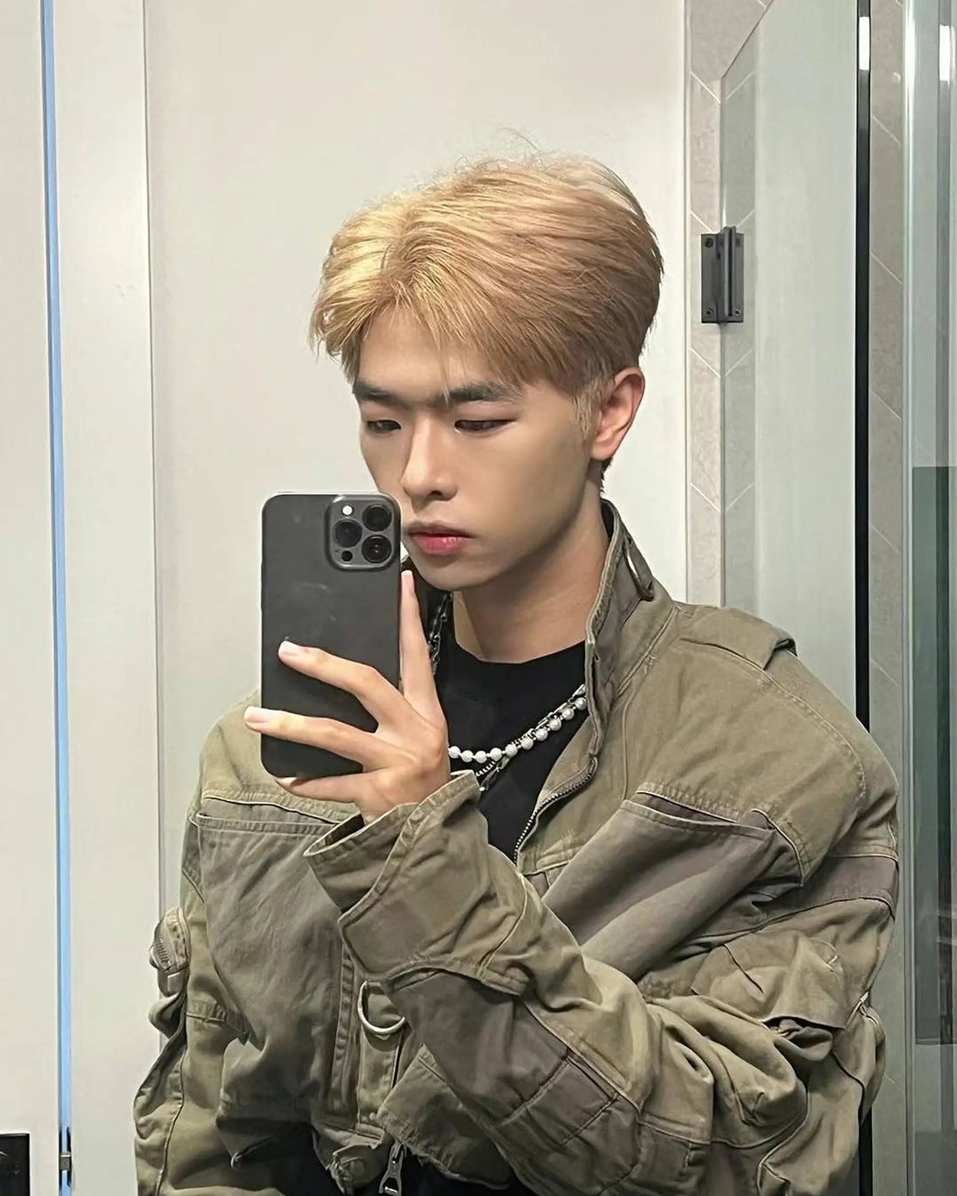 Short, straight blonde hair with a two-block cut, layered and voluminous. 1