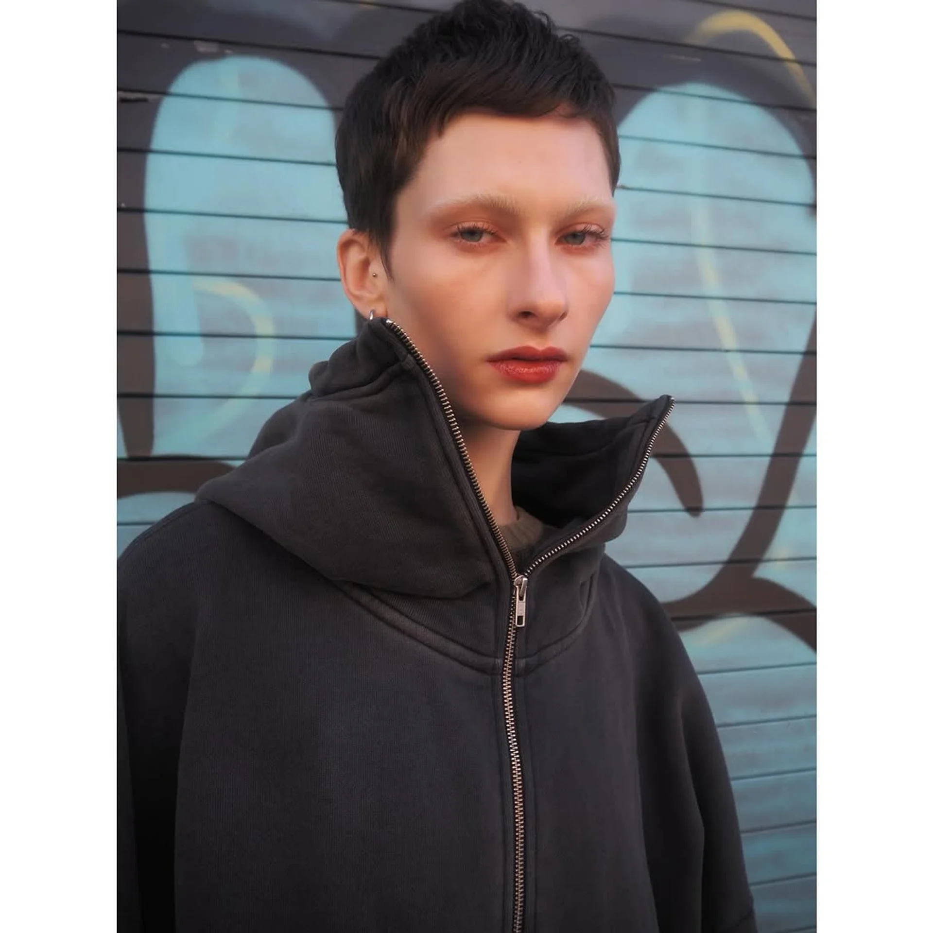 Platinum Blonde Ultra-Short Pixie Cut for a Daring Look - Preview 3