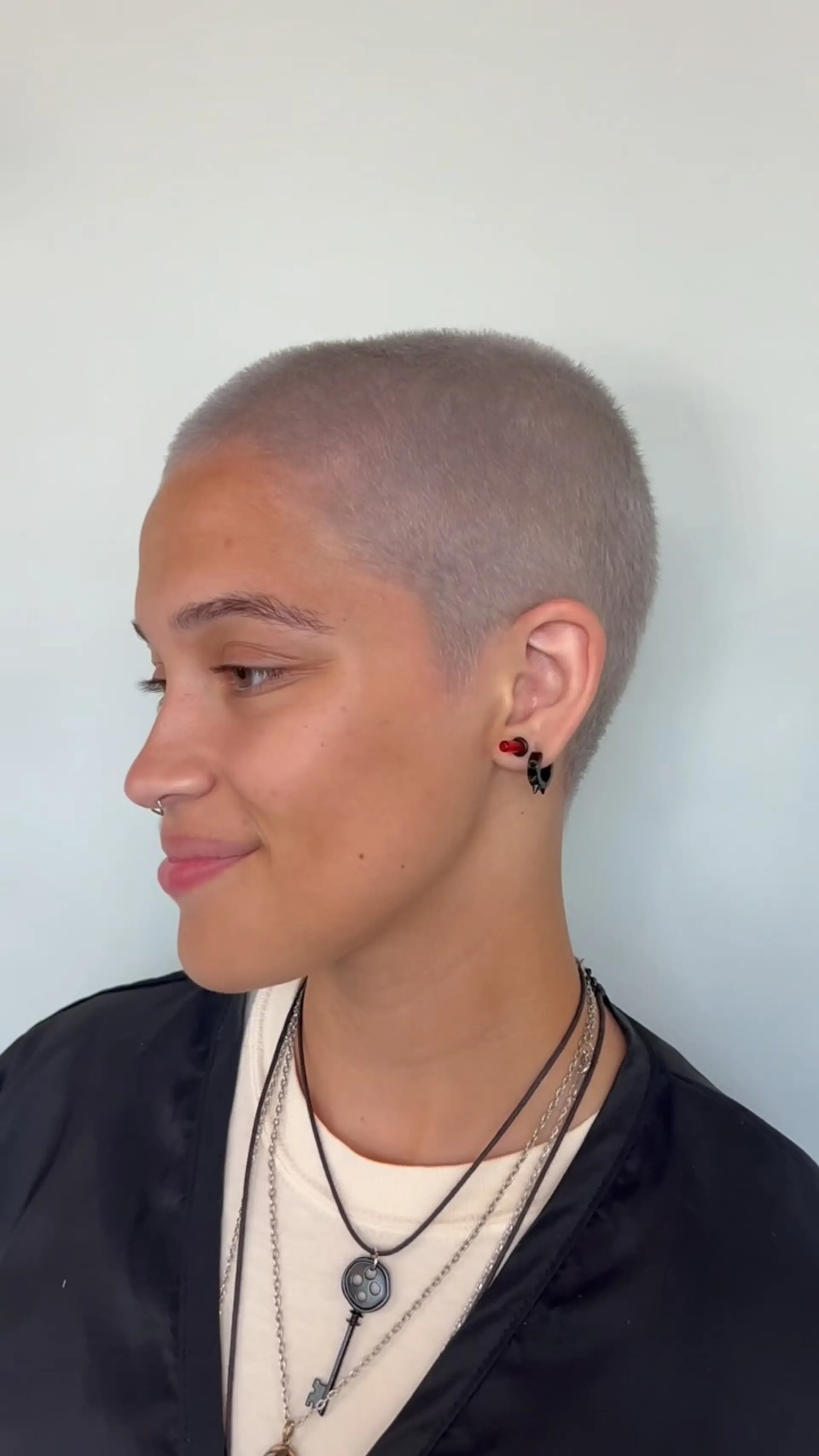 An ultra-short, even buzz cut finished in a soft silver-toned platinum blonde. 1