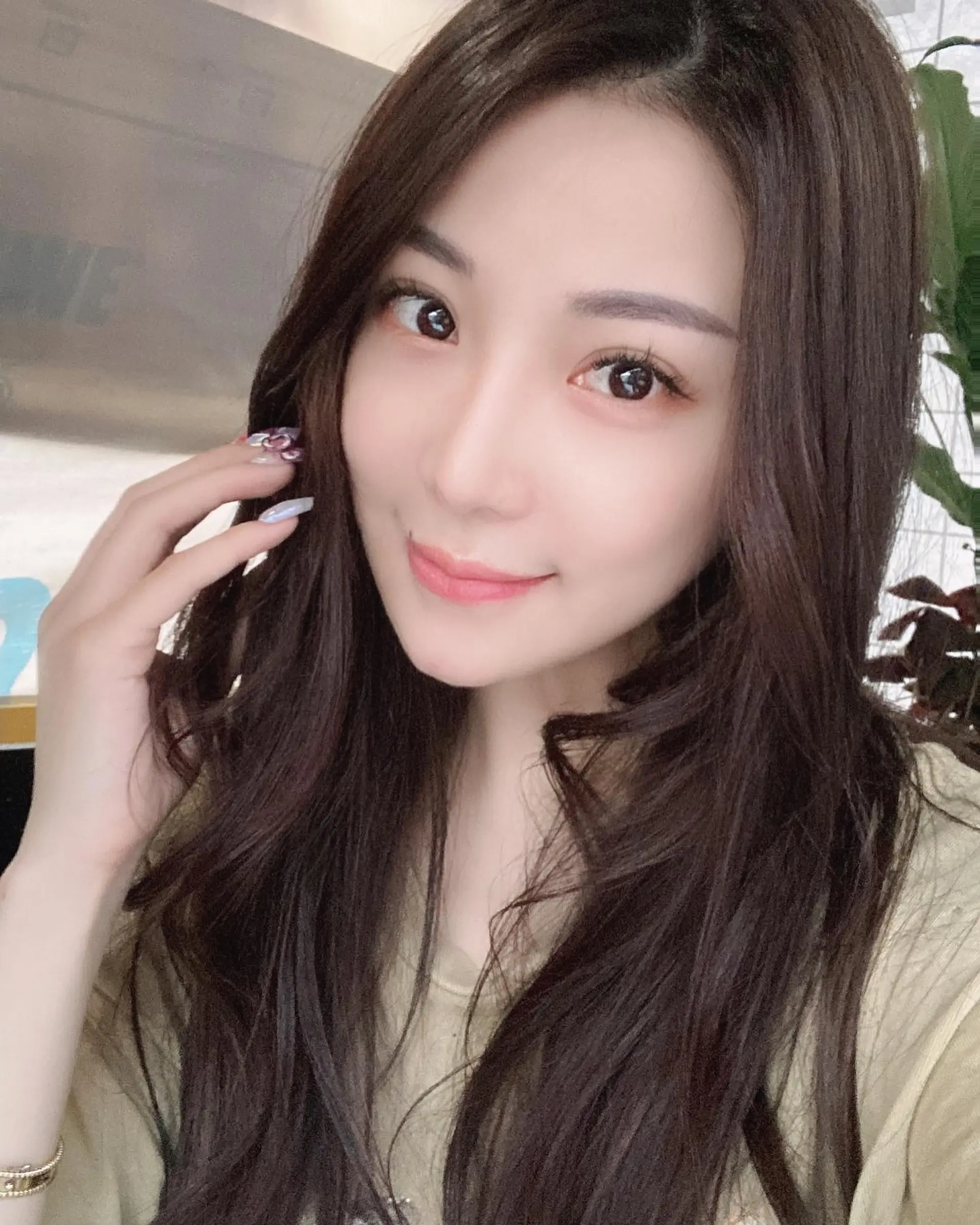 Long, sleek, straight brunette hair. 2