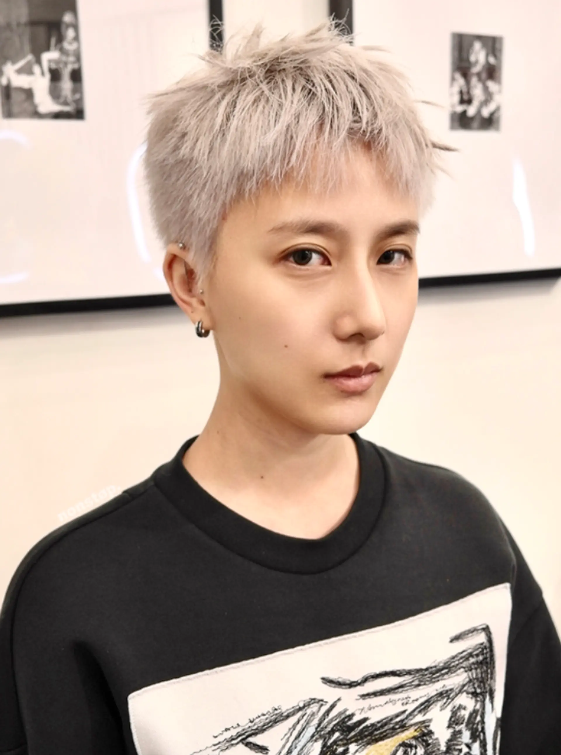 A chic and edgy short pixie cut with a slightly messy texture, colored in platinum blonde. The straight hair enhances the sharpness of the style, making it trendy and bold.
(NonstopStyle: by Vincent) 1