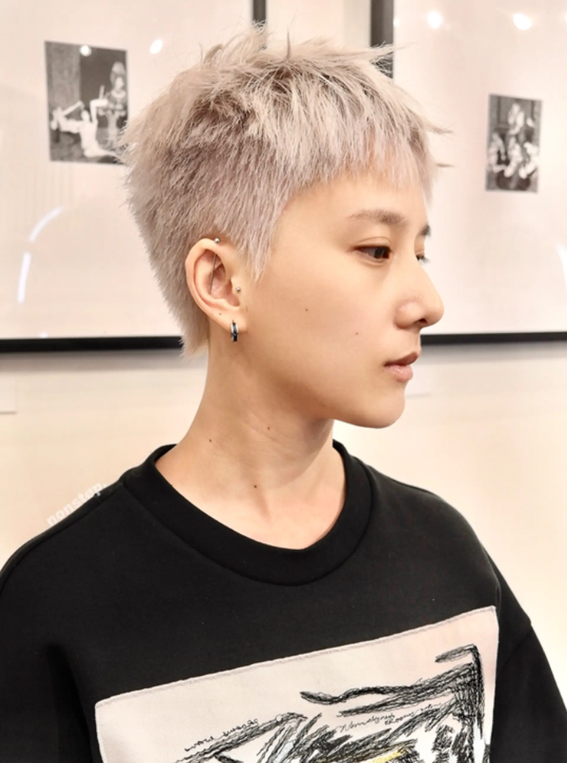 A chic and edgy short pixie cut with a slightly messy texture, colored in platinum blonde. The straight hair enhances the sharpness of the style, making it trendy and bold.
(NonstopStyle: by Vincent) 2