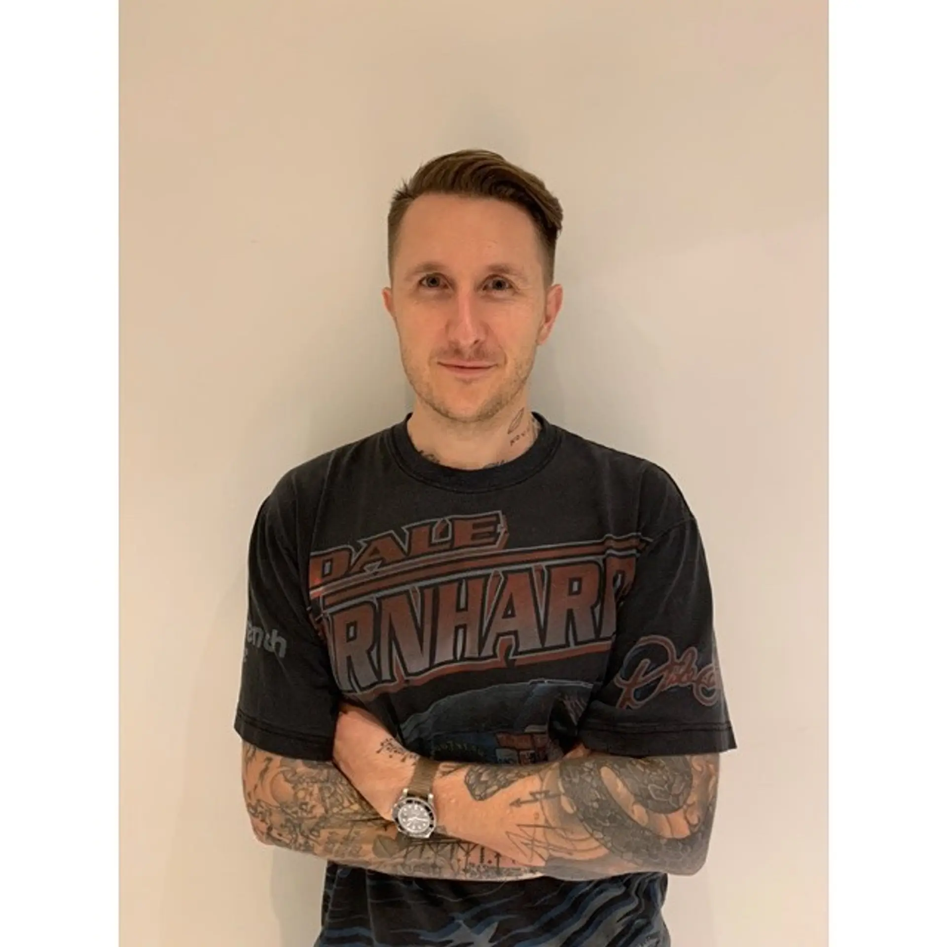 A short, slicked-back hairstyle with tapered sides for a modern and clean look. 1