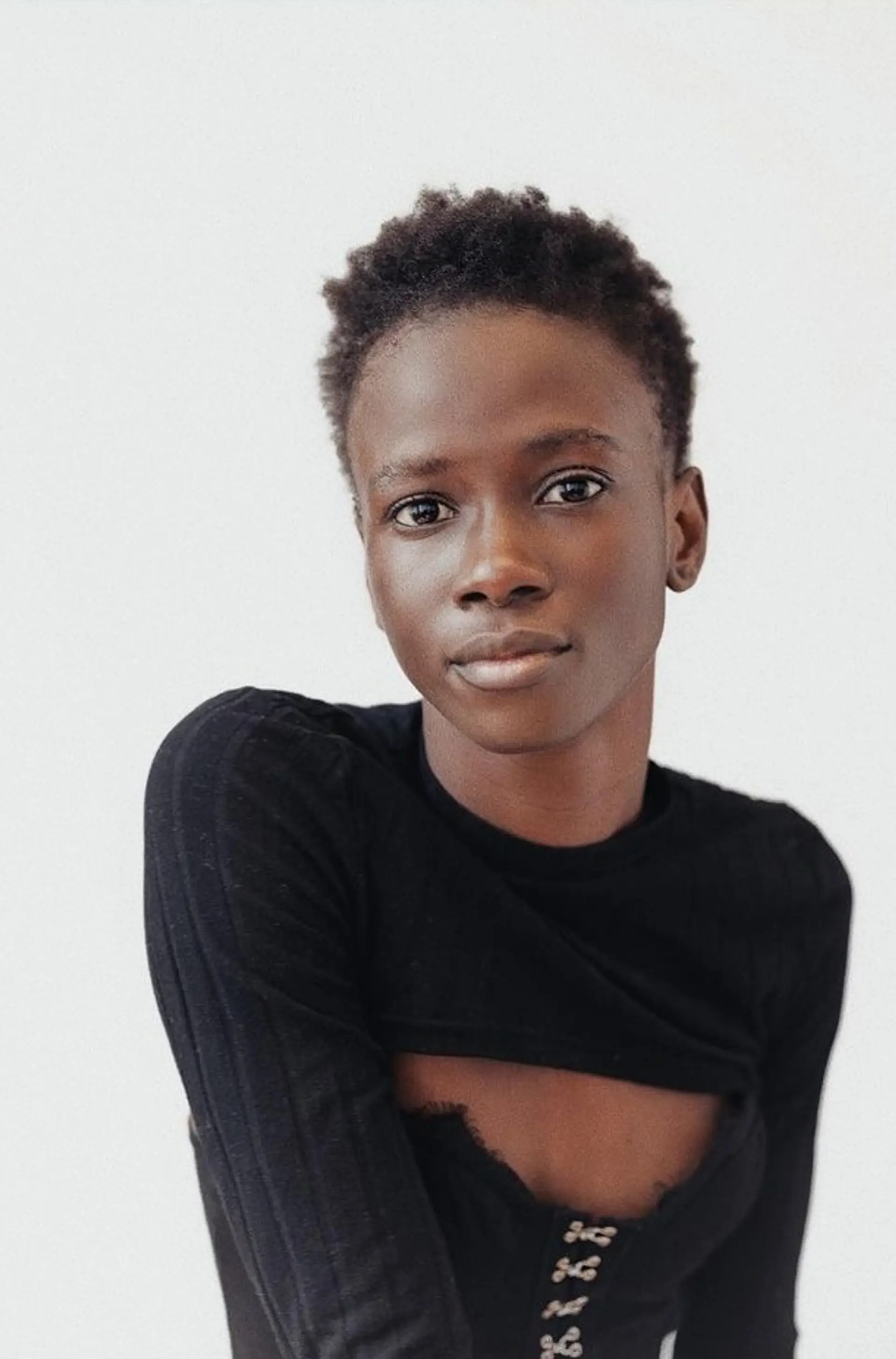 A short afro with tapered sides, featuring natural curly texture and a minimalistic, clean look. Oyindi ✨⁣⁣
Haircut: @sdr______
📸: @yay___studio
Agency: @skorpionmgmt
⁣⁣ 1