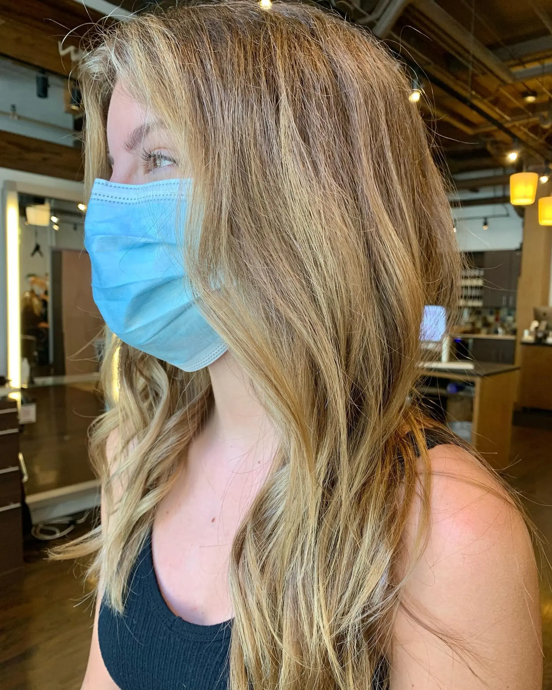 A trendy, medium-length wavy hairstyle featuring a caramel balayage. 2
