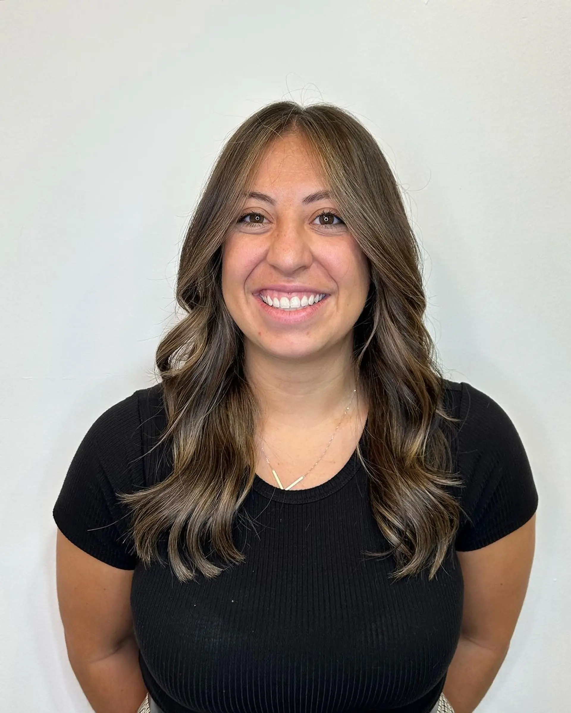 Medium-length wavy hairstyle in rich brown with honey highlights, featuring a side part, loose waves, and face-framing layers.

Color by @simabeautynyc
Cut and style by @juliamannino_hair
 2