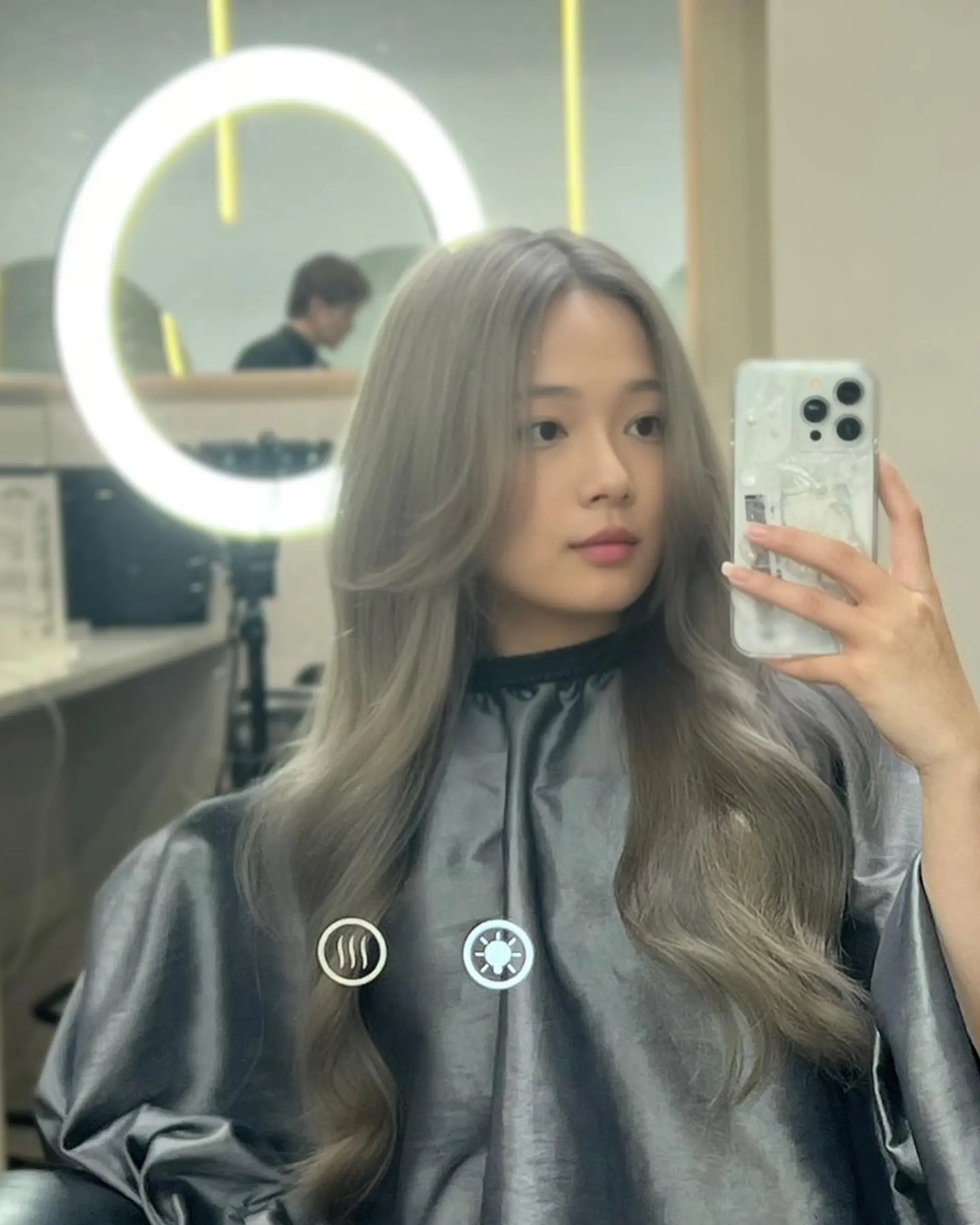 A trendy medium-length haircut with face-framing layers and soft waves. 2