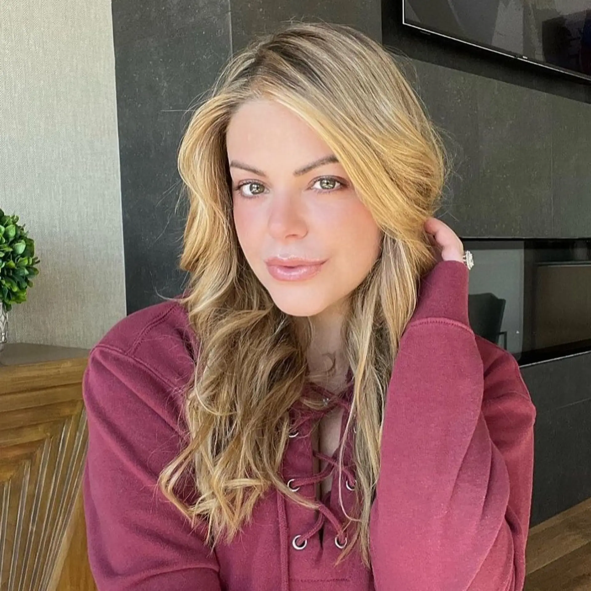 Long golden blonde balayage with seamless dimension, soft face-framing pieces, and loose blowout waves. 1