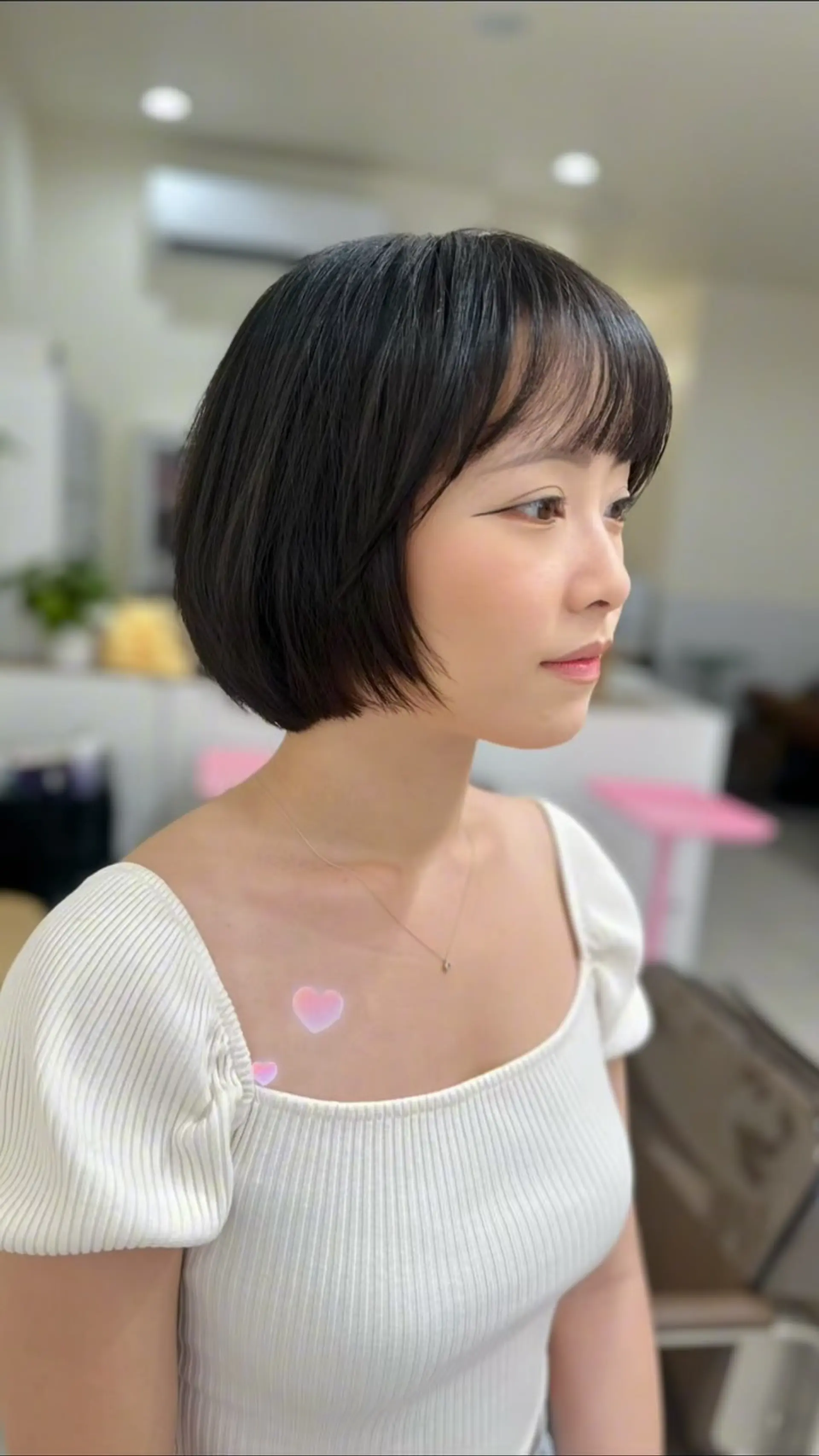 A lightweight, softly rounded chin-length bob paired with airy front bangs. 1