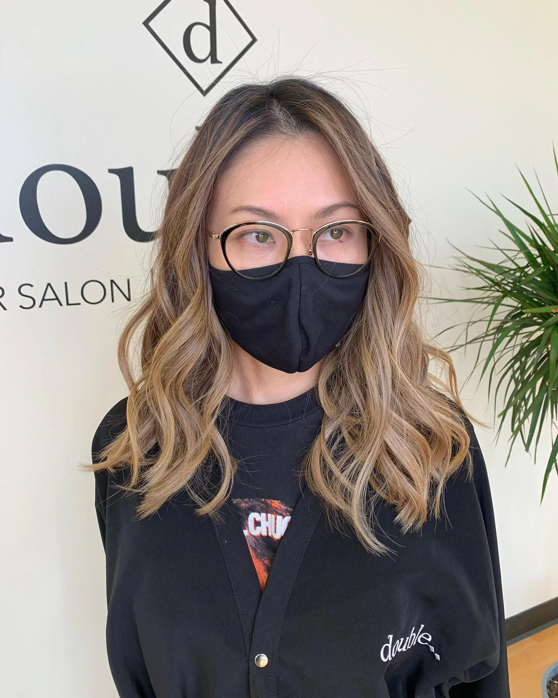 Medium-length loose waves featuring a seamless ash blonde balayage with a natural shadow root. 1