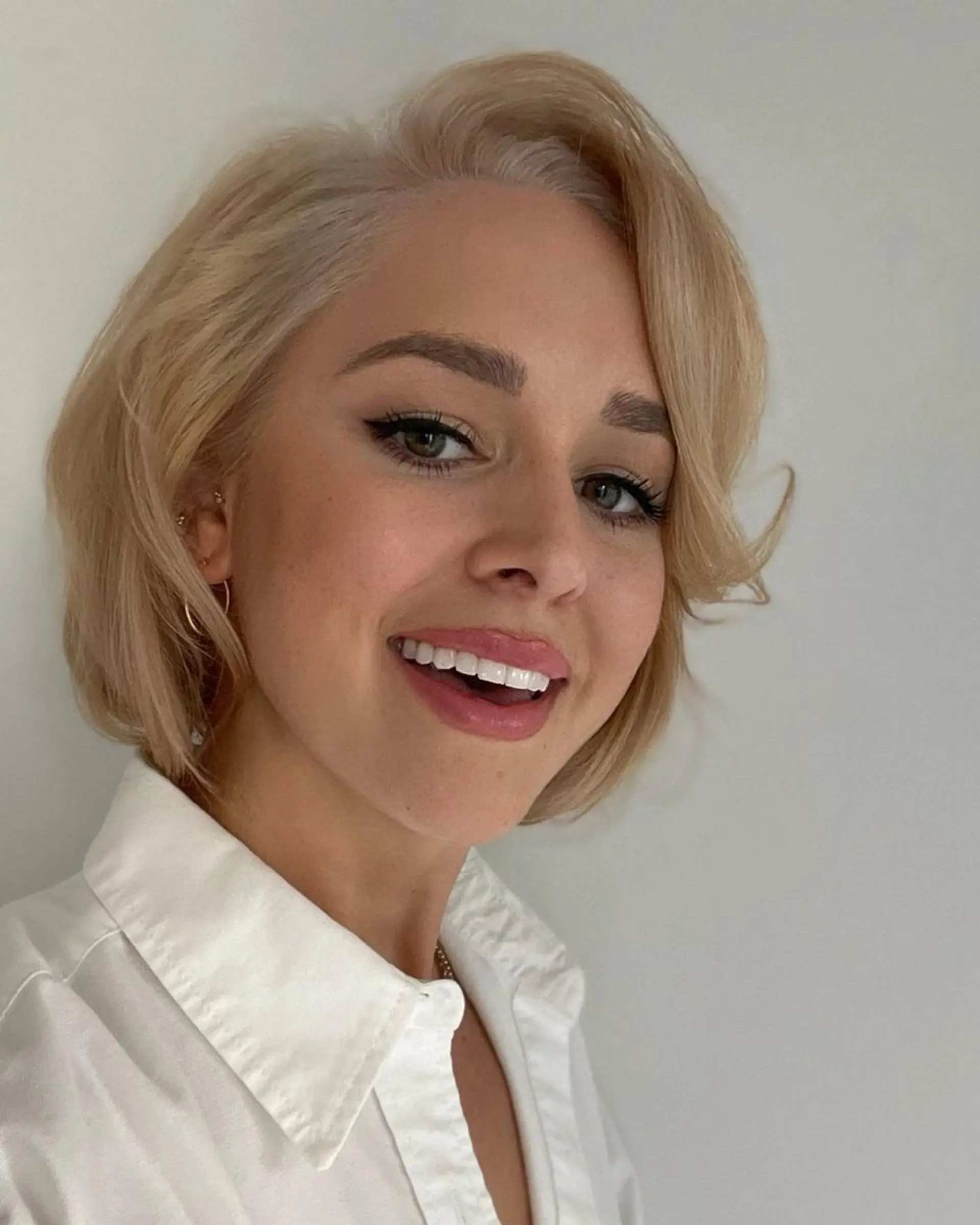 A short, wavy bob with a deep side part, the hairstyle showcases layered waves that softly cascade, creating a breezy and voluminous look.

MODERN MAR: @drebischof

LOW DISCO (hair paint & 20V)
ROOT: 9N/9NB
WASH: @k18 masque with disco powder in “tabloid blonde” 2