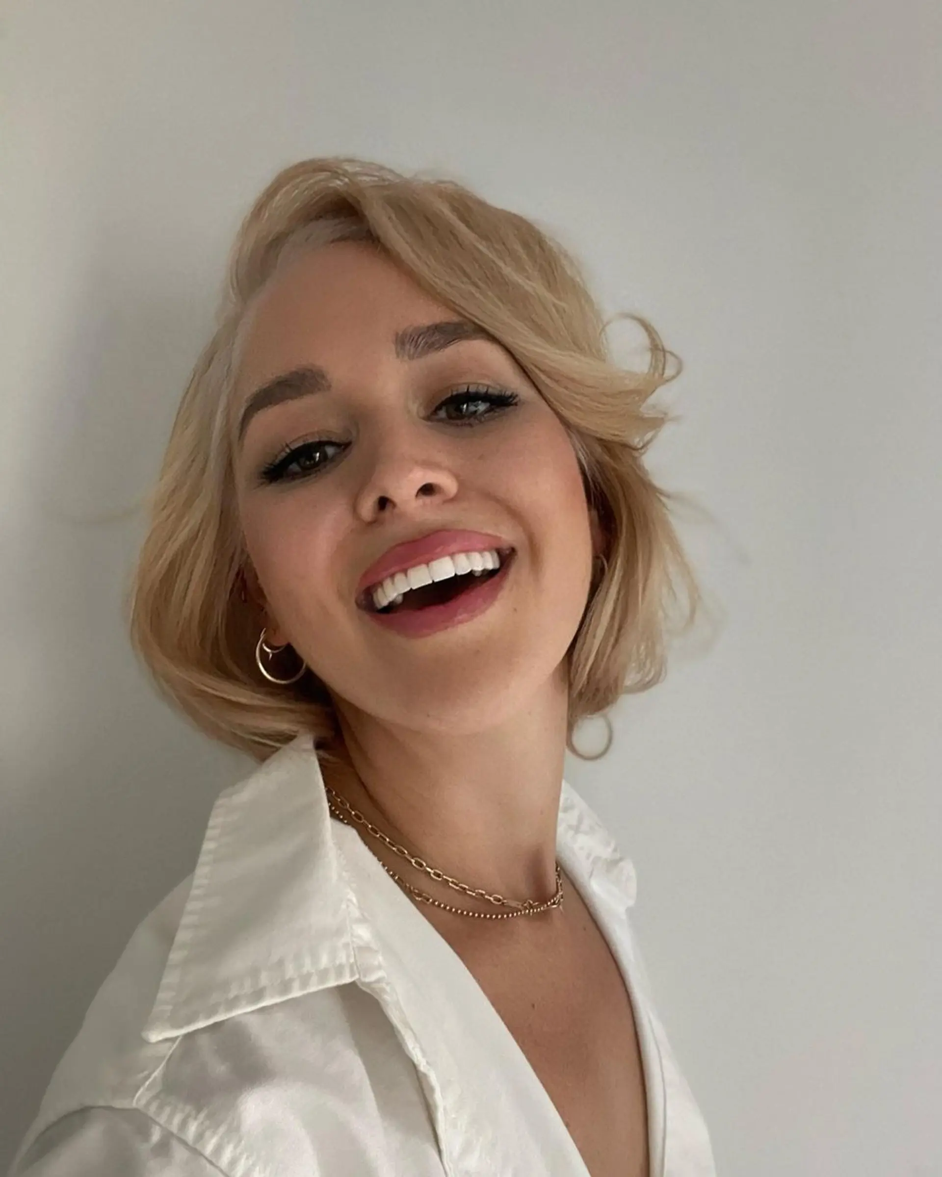 A short, wavy bob with a deep side part, the hairstyle showcases layered waves that softly cascade, creating a breezy and voluminous look.

MODERN MAR: @drebischof

LOW DISCO (hair paint & 20V)
ROOT: 9N/9NB
WASH: @k18 masque with disco powder in “tabloid blonde” 1