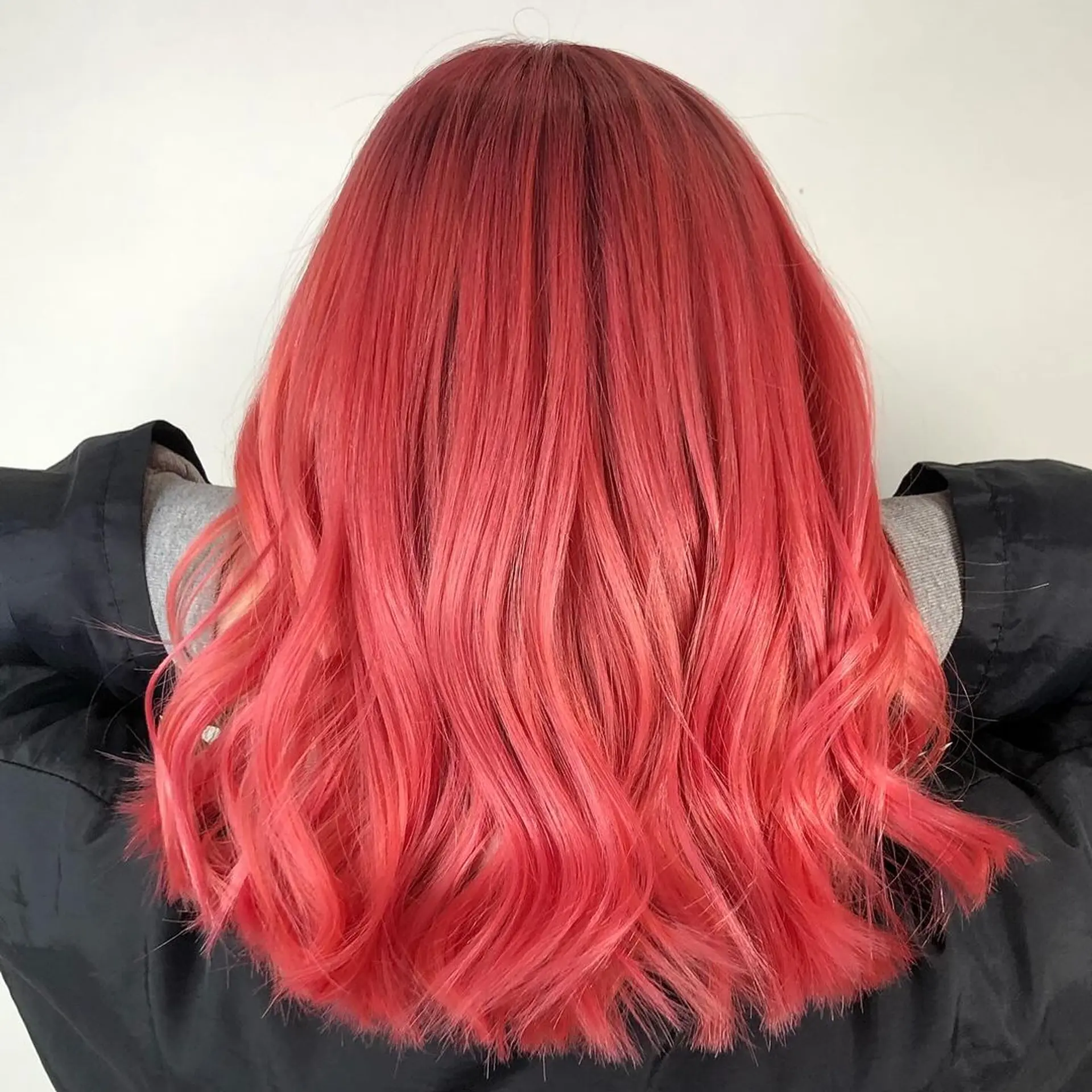 Medium-length, wavy hair with a striking red and pink gradient, featuring loose waves and a vivid, ombre effect.
Stylist - @xcellent_jason 1