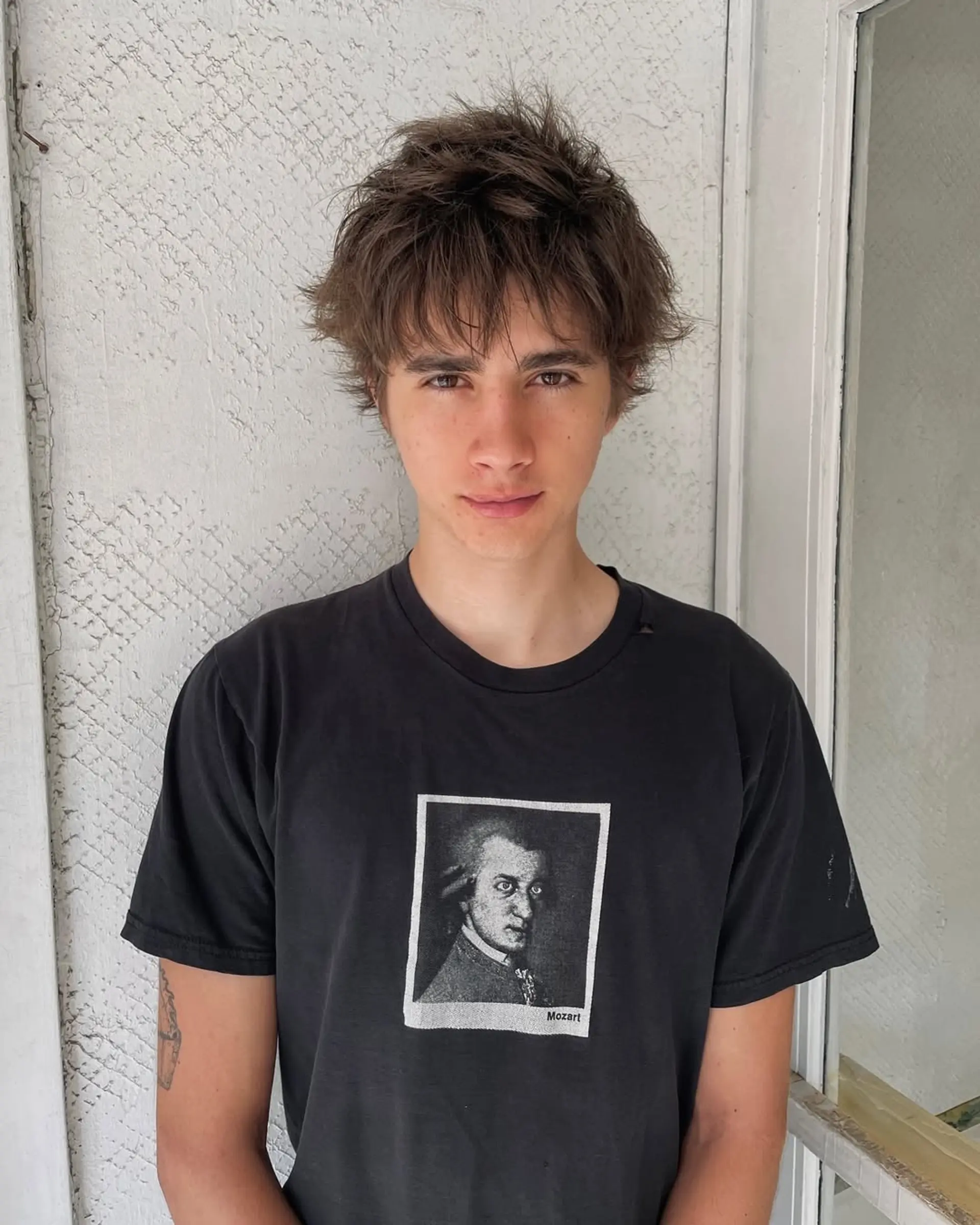 A medium-length, straight hairstyle with brown, textured layers creating an unkempt yet voluminous look. 1