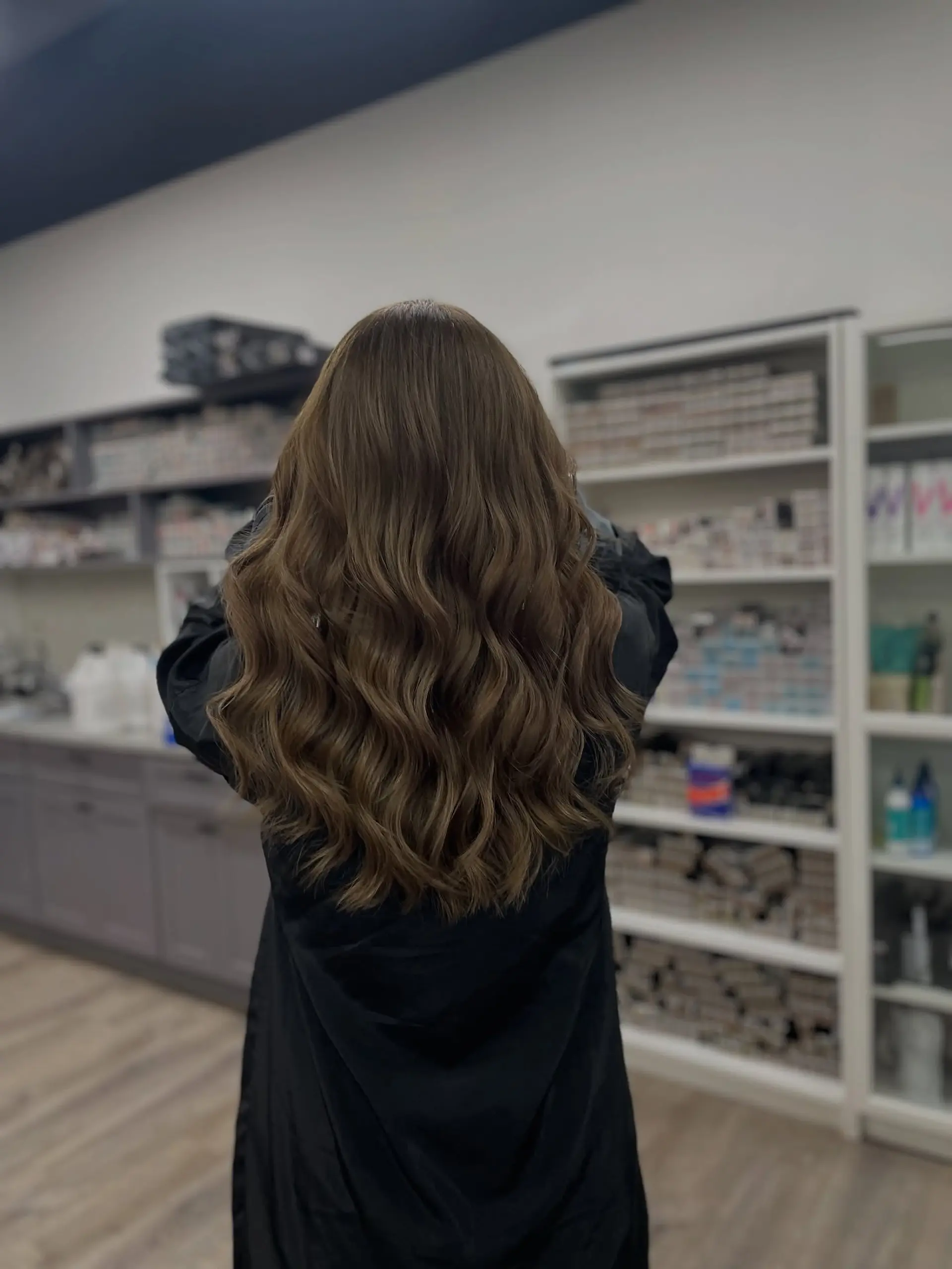 Long wavy hair with a bronde balayage. 1