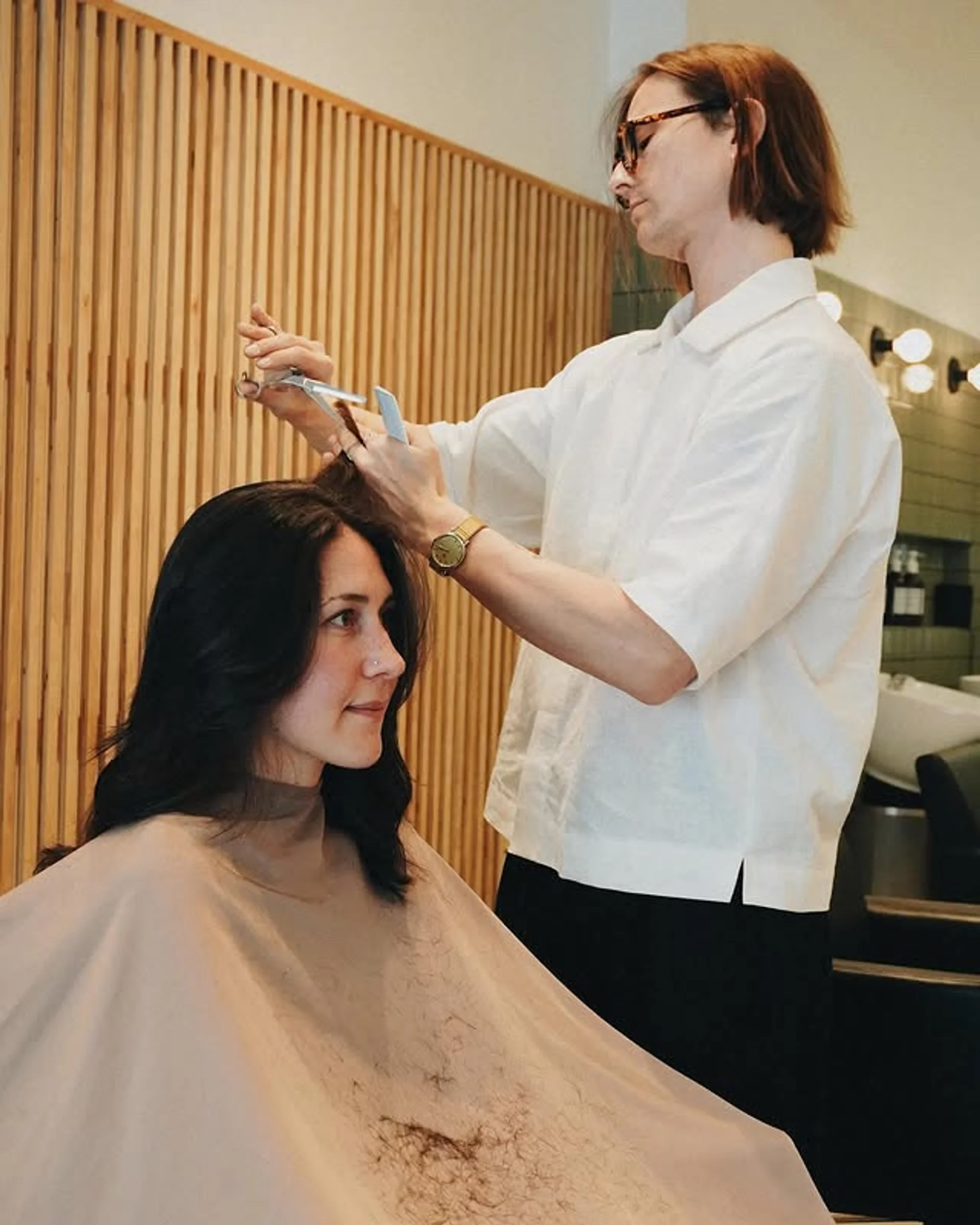 A person with a wavy bronde lob haircut. - Preview 1