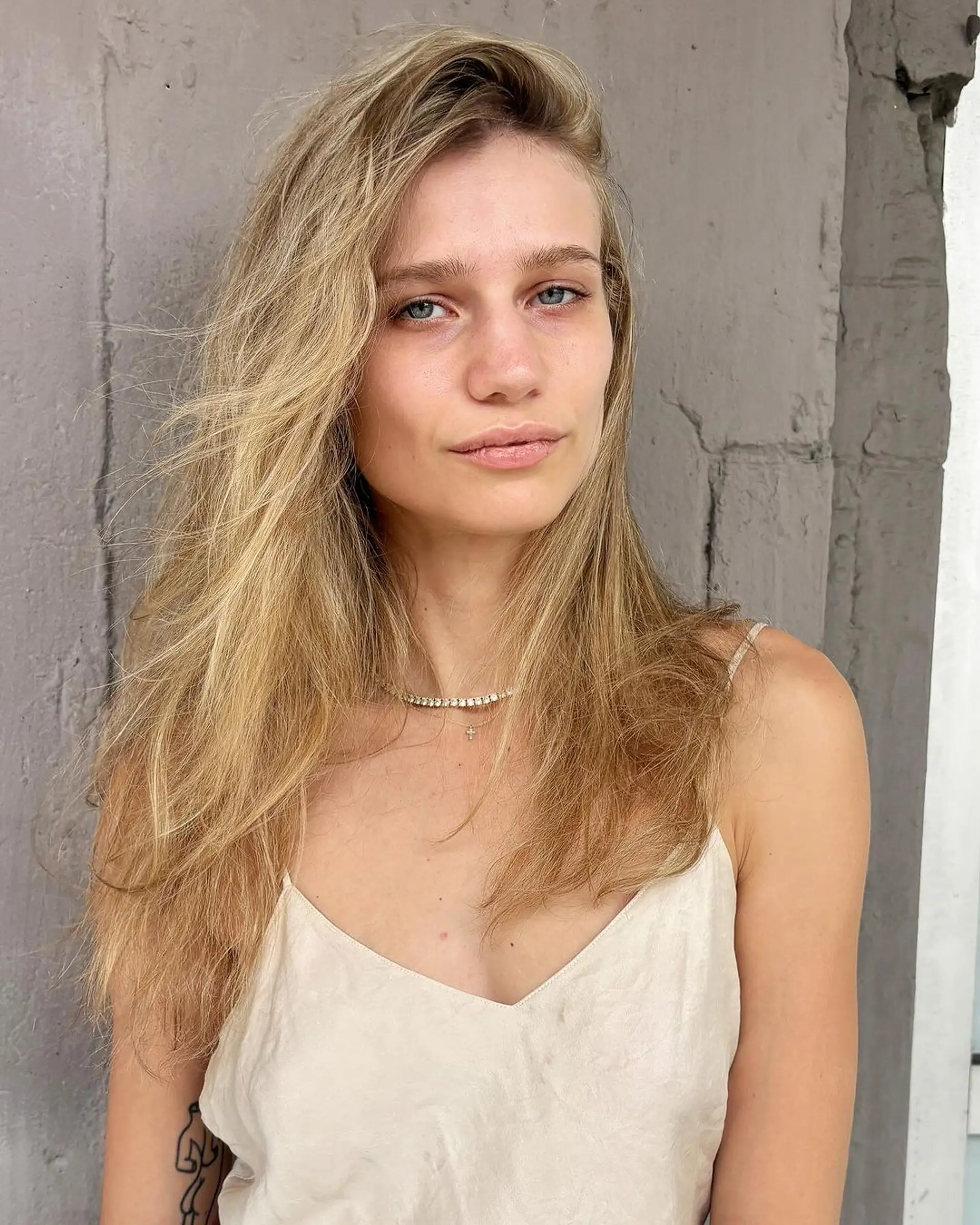 Natural, tousled long wavy blonde hair with sun-kissed highlights and a carefree, beachy vibe. 1