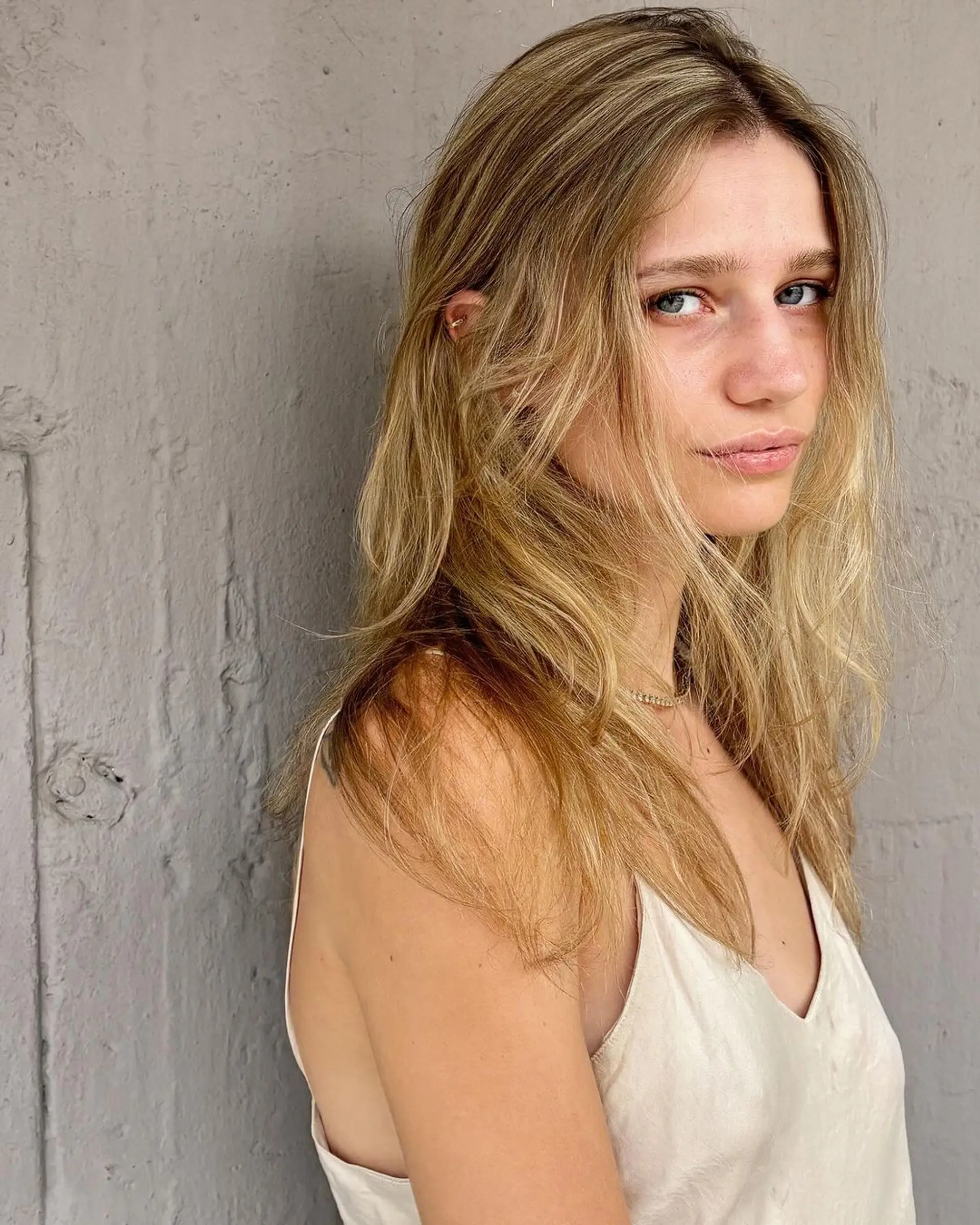 Natural, tousled long wavy blonde hair with sun-kissed highlights and a carefree, beachy vibe. 3