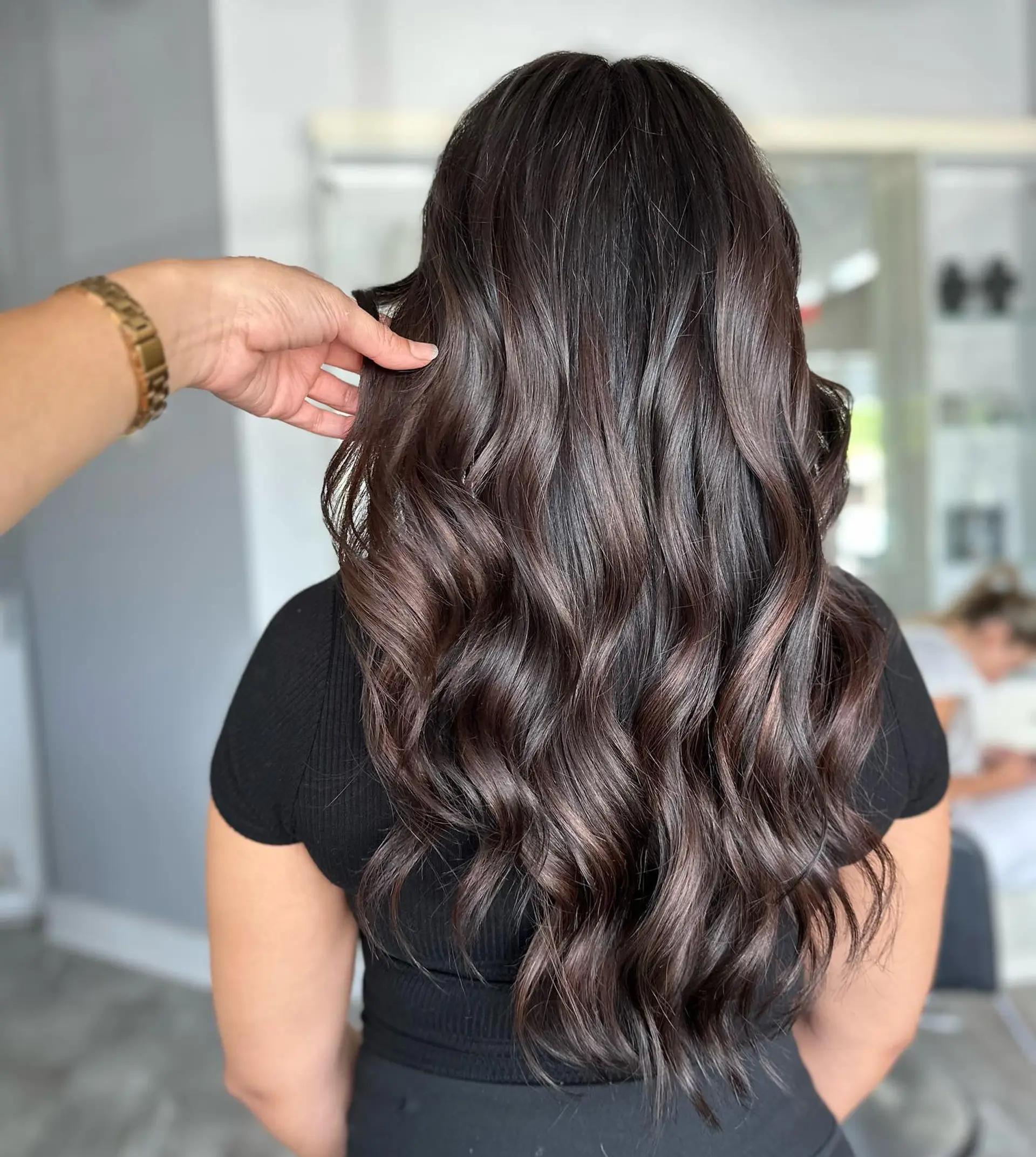 Long, soft waves with a dimensional balayage. 1
