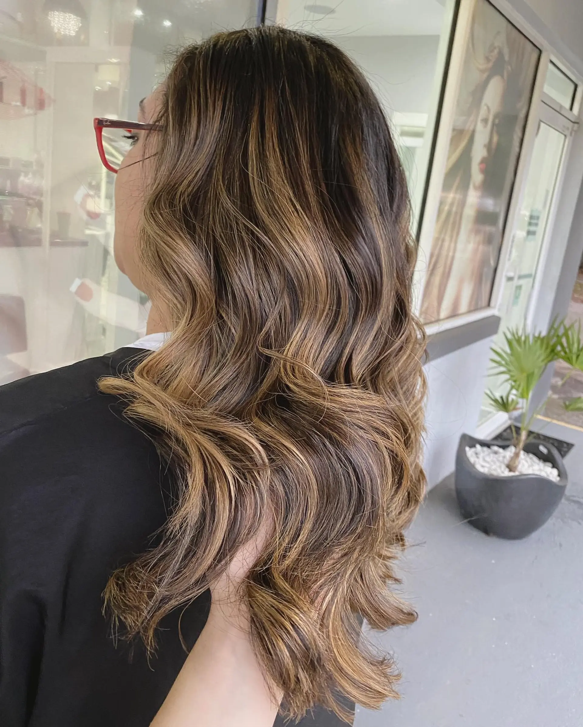 Long, wavy hair with a caramel balayage. 2