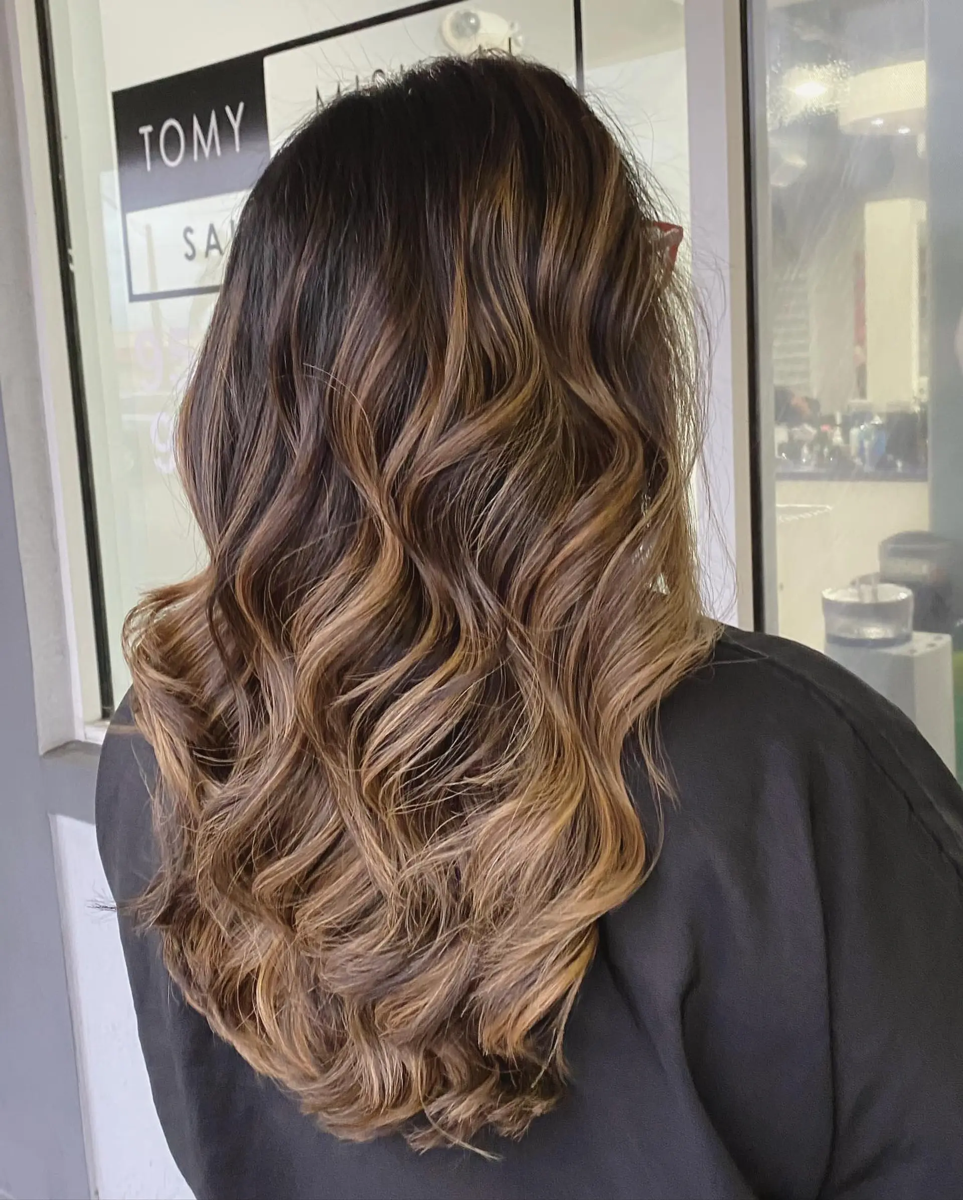 Long, wavy hair with a caramel balayage. 3