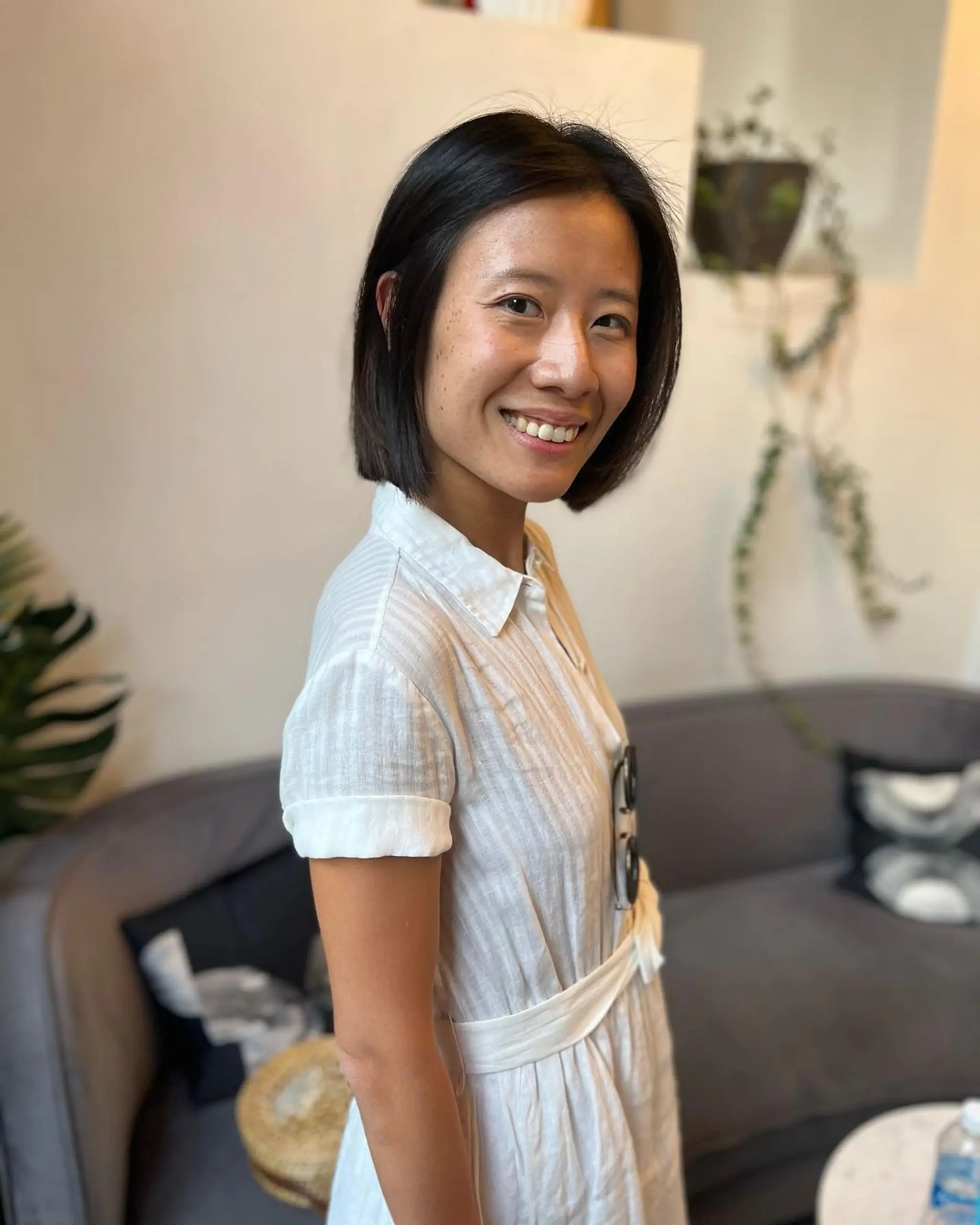 Sleek, straight, chin-length bob with a blunt cut and a polished finish in black color.