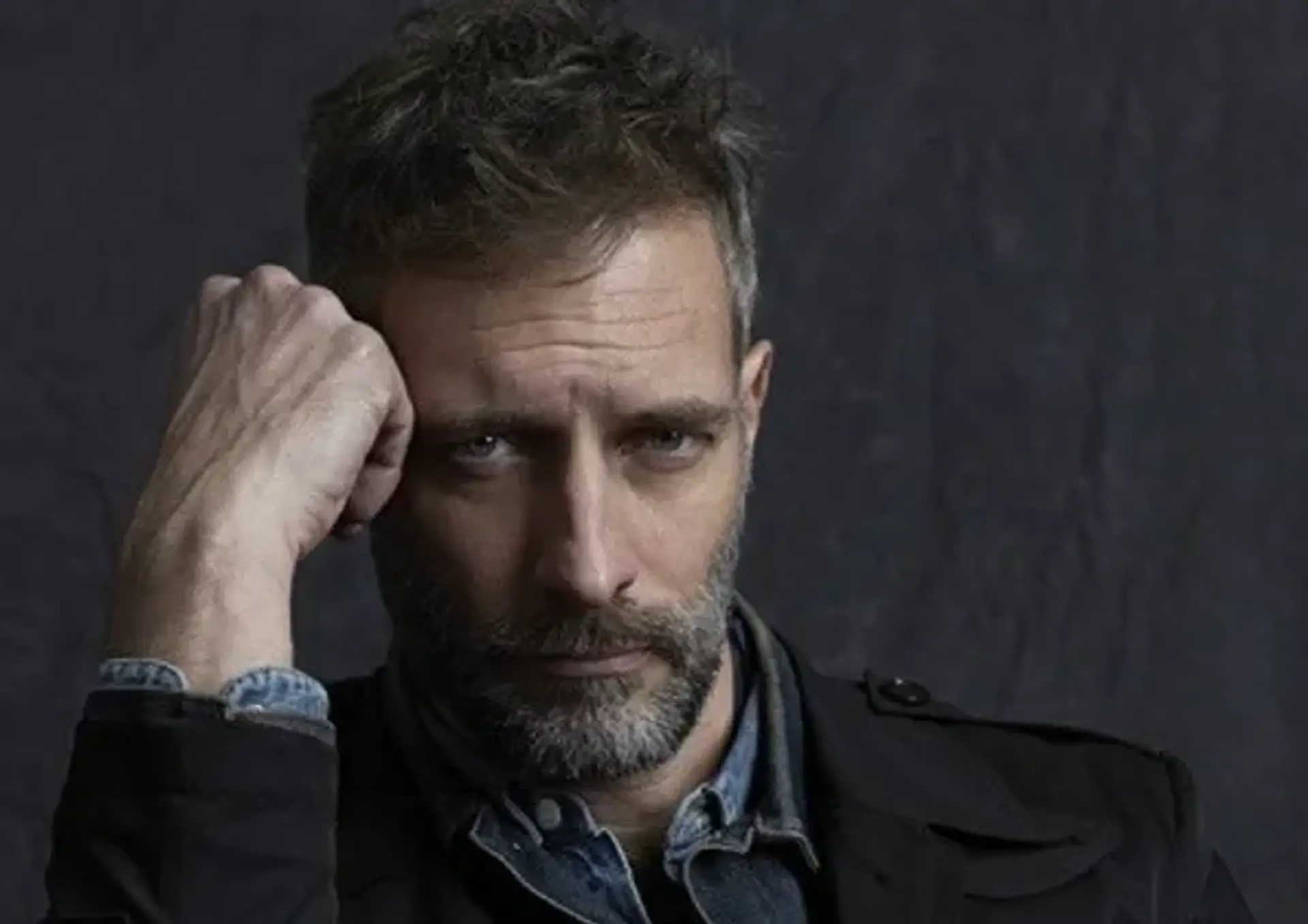 Short, wavy hairstyle with faded sides and textured top, featuring salt and pepper color. 1